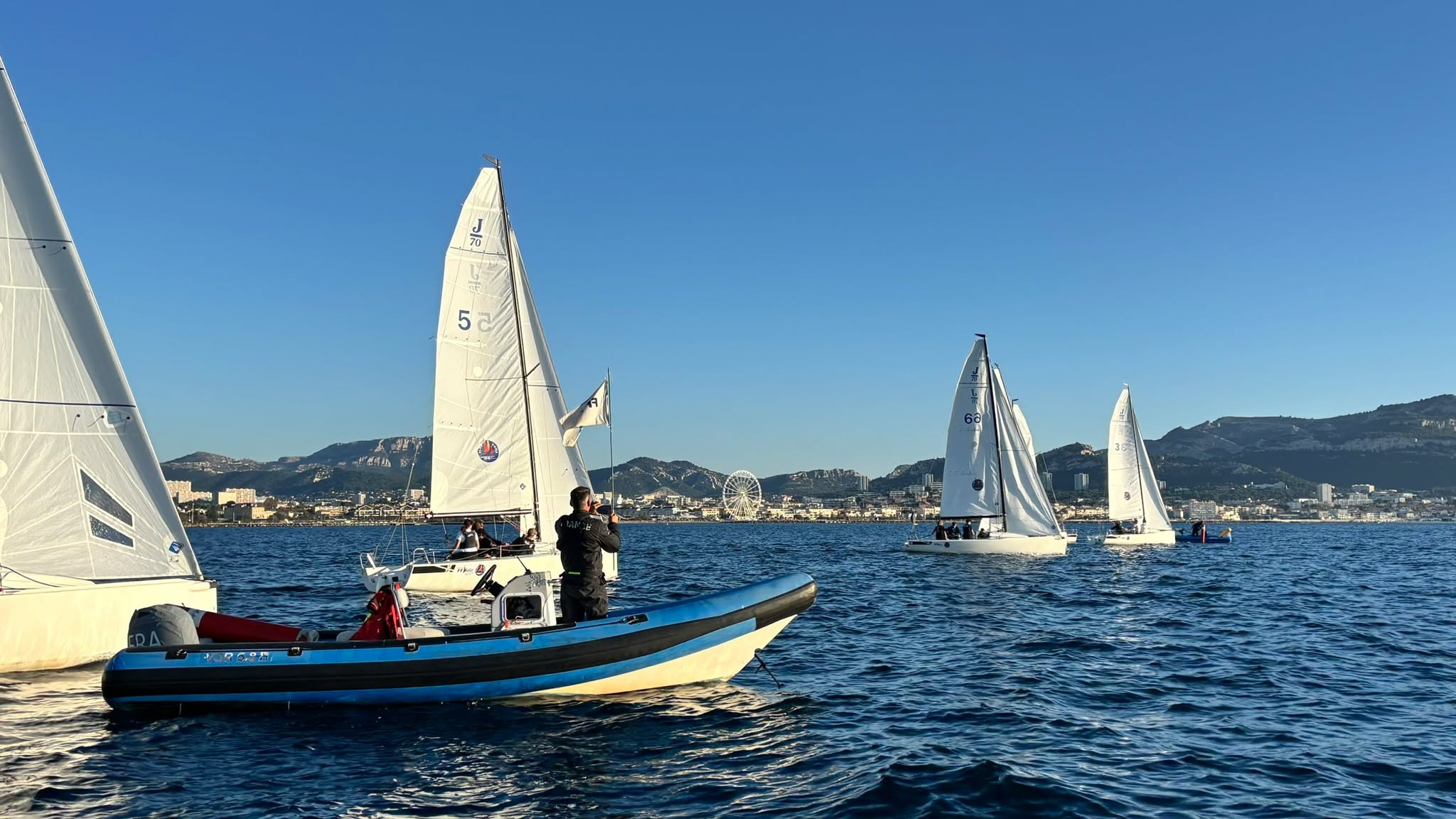 Vendredi 15 novembre c'était journée cohésion au sein du Pôle France Marseille. Un regroupement Pôle Éspoirs et Pôle France a été organisé autour des J70 de la Ligue Sud @voilesud sous un soleil radieux ☀️. S'en est suivi un moment convivial entre les athlètes, les intervants et encadrants du Pôle.
@ffvoile @sports.gouv @agence_du_sport @villemarseille @departement13 @maregionsud @voilesud
@alinea
#pfvm