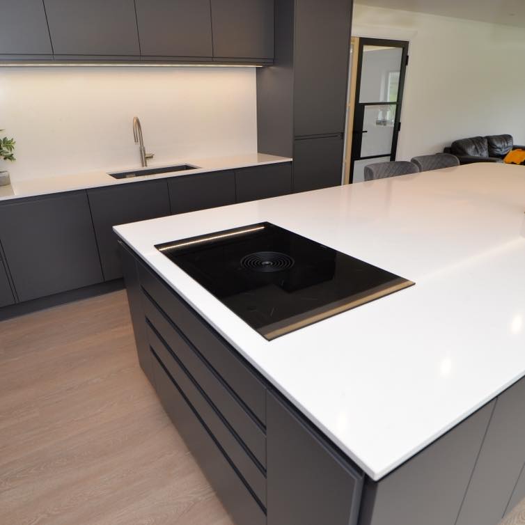 Bora Pure ✨ Our customer is really pleased with their new downward extracting hob. A necessity for an open plan kitchen, the Bora Pure effectively extracts all of the steam, smell and grease from your kitchen!
#details #new #quooker #newhome #moderndesign #design #washingmachine #modern #kitcheninspiration #kitchenrenovation #kitchen #interiorinspiration #interiordecor #interior #home #kitchendesign #newbuild #kitchendecor #renovation #contemporary #northernireland #homedecor #interiordesign #bora #boracookingsystems #hob #cooking #homecooking #recipe #blackkitchen