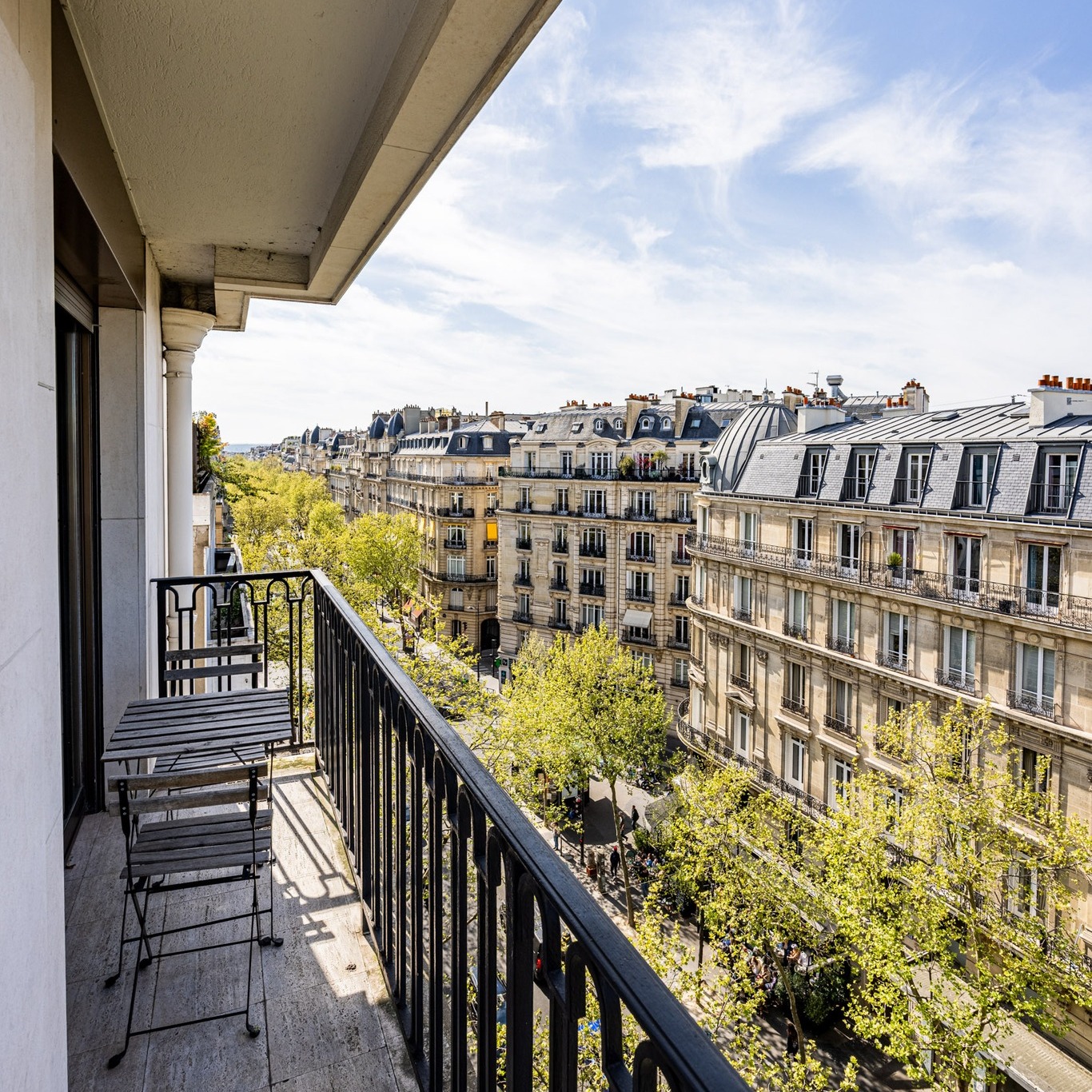 ☀️ Les beaux jours pointent le bout de leur nez !
✨ Imaginez‑vous savourer votre café matinal ou un verre de vin en fin de journée, face à l’un des plus beaux panoramas de Paris… Avec Even Gestion, ce rêve devient réalité ⬇️
Aujourd’hui, on vous présente plusieurs de nos biens !
🏡 Studios cosy, grands appartements familiaux ou hôtel particulier : choisissez votre décor, de 2 à 8 personnes.
🌇 Terrasse, balcon ou rooftop avec vue panoramique pour siroter un cocktail au soleil couchant, bruncher en plein air ou chiller à la belle étoile.
🔑 Check‑in en toute simplicité 7 j/7, logements entièrement équipés avec assistance à distance.
Envie de profiter du soleil parisien sans compromis ? 📩 Écrivez‑nous à info@evengestion.com pour dénicher votre spot parfait.
#ParisGetaway #TerrasseLife #BalconyGoals #RooftopVibes #SpringInParis #PiscinePrivée #StayLikeALocal #EvenGestion