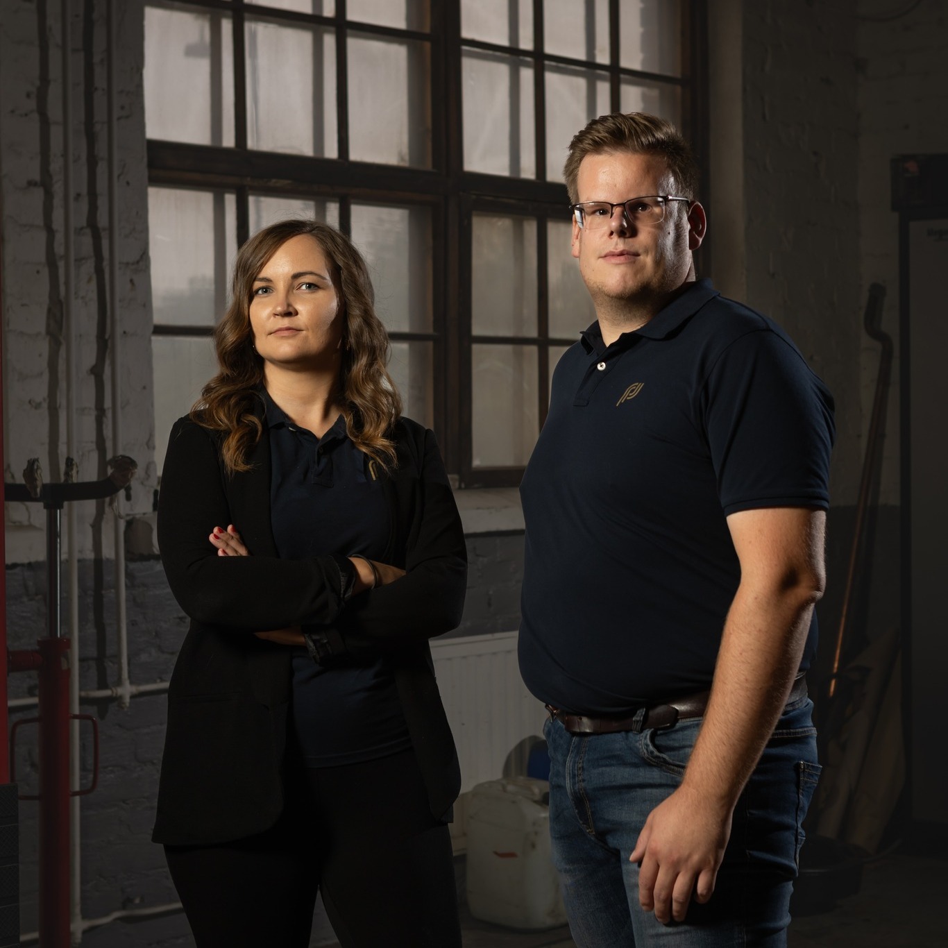 Flyga tryggt och ansvarsfullt! Som certifierade drönaroperatörer innebär det att vi har genomgått nödvändig utbildning och förståelse för att flyga drönare på ett säkert och lagligt sätt. 📚💡
Att ha den rätta utbildningen och certifieringen är mer än bara ett papper – det handlar om att skydda människor, egendom och integritet. Med kunskapen om lagar, flygregler och säkerhetsprotokoll kan vi säkerställa att våra flygningar är både säkra och respektfulla mot omgivningen. 🌍👀