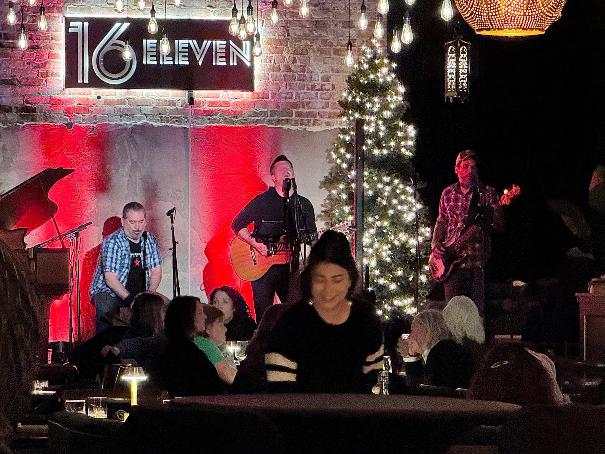 Merry Christmas from Iris Drive! Wishing you all a joyful day filled with music, love, and holiday cheer!
#irisdrive #apexeverett #livemusic #christmas #merrychristmas