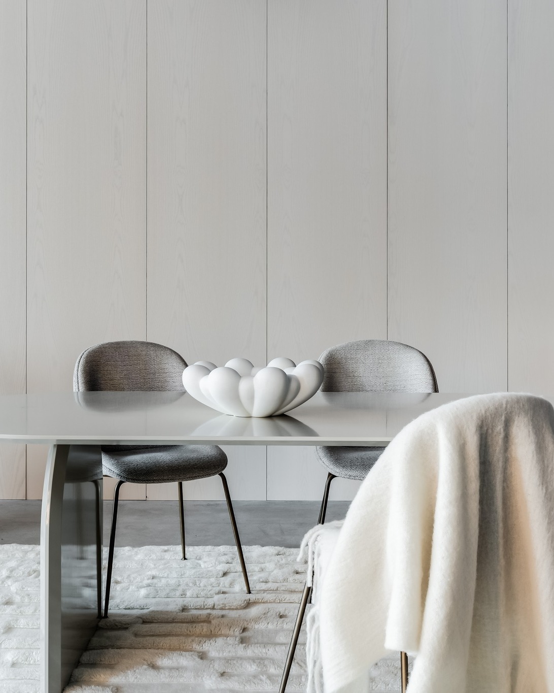 A calm and clean expression in every detail.
Our Ash – White Lacquered panels are available in both design and acoustic versions, making it easy to combine style and sound in one elegant finish.
Perfect for interiors that seek balance, brightness, and natural texture.
Una expresión serena y limpia en cada detalle.
Nuestros paneles en Fresno – Lacado Blanco están disponibles en versión decorativa y acústica, lo que permite combinar estilo y acústica en un acabado elegante.
Perfectos para espacios que buscan equilibrio, luminosidad y textura natural.