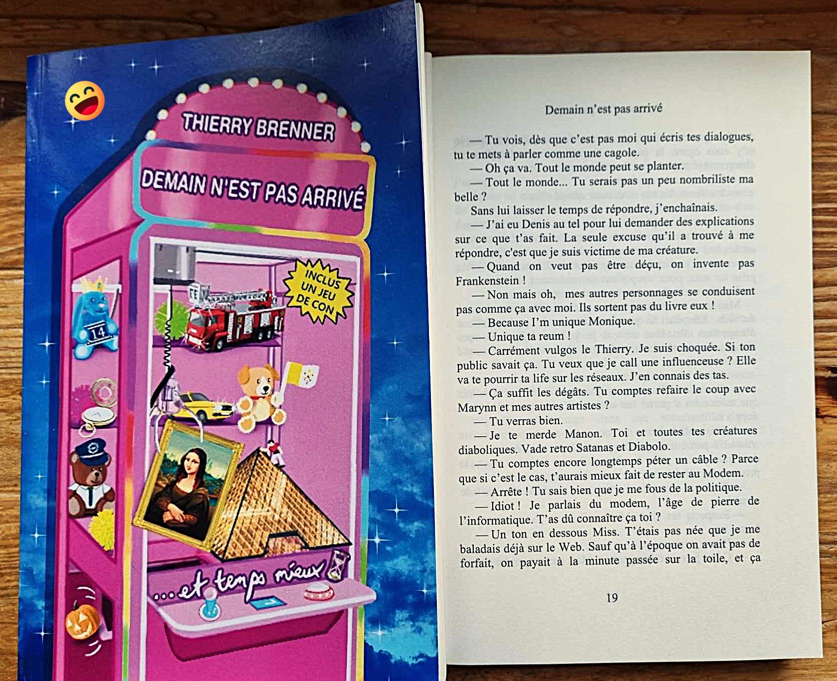 Ce qui se passe quand tu ouvres une page de mes romans. Tu en veux d'autres ?
#extrait #roman #demainnestpasarrivé #deepcomedy thierrybrenner.com
Elles l'ont lu et en parlent https://www.thierrybrenner.com/pasarrive...
Le pitch
Thierry Brenner, écrivain à l'humour mordant, voit son quotidien basculer lorsque Manon Pommeraye, héroïne d’un de ses précédents romans « Elle est Lui » l'entraîne malgré lui dans une aventure improbable au travers le temps. Résultat : il se retrouve contraint de jongler entre poursuivre son manuscrit et mener avec elle une enquête aussi palpitante que risible. Entre un célèbre tableau changeant de forme, une mystérieuse New-Yorkaise, une élection papale et Mona Lisa, il devra se frayer un chemin dans un labyrinthe de mystères. Problème, l’homme de plume est maladroit, inadapté, inquiet, peureux, et atteint de crétinisme avancé. Et encore ce ne sont là que ses qualités. Il peine à suivre le rythme effréné imposé par la jeune femme. Mais peut-on refuser une aventure qu'on n'a pas encore écrite ? Et surtout, Demain arrivera-t’il vraiment ?