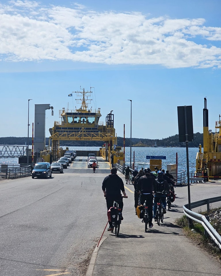 Kesän ensimmäinen pyöräilyopastus näyttävästi käyntiin! Erään saapumiserän 20-vuotispäivänä poljettiin Nauvoon 20:n pyöräilijän joukkueena.
Vastatuulesta huolimatta 60 kilometriä sujui sähköpyörillä kuin myötätuulessa. Takaisin seilattiin Vitharunin laivalla. Miehet ja pyörät mahtuivat kannelle tiiviisti tunnelmoimaan ja muistelemaan vanhoja inttijuttuja.
Turussa odottikin kuuma sauna, maukkaat pitsat ja kylmät bisset KBC:lta. Vahva suoritus kaikilta osallistujilta. Kyllä huomasi että kyseessä on elliittijoukkojen erikoismiehet!
Kiitos seikkailijoille ja yhteistyökumppaneille!