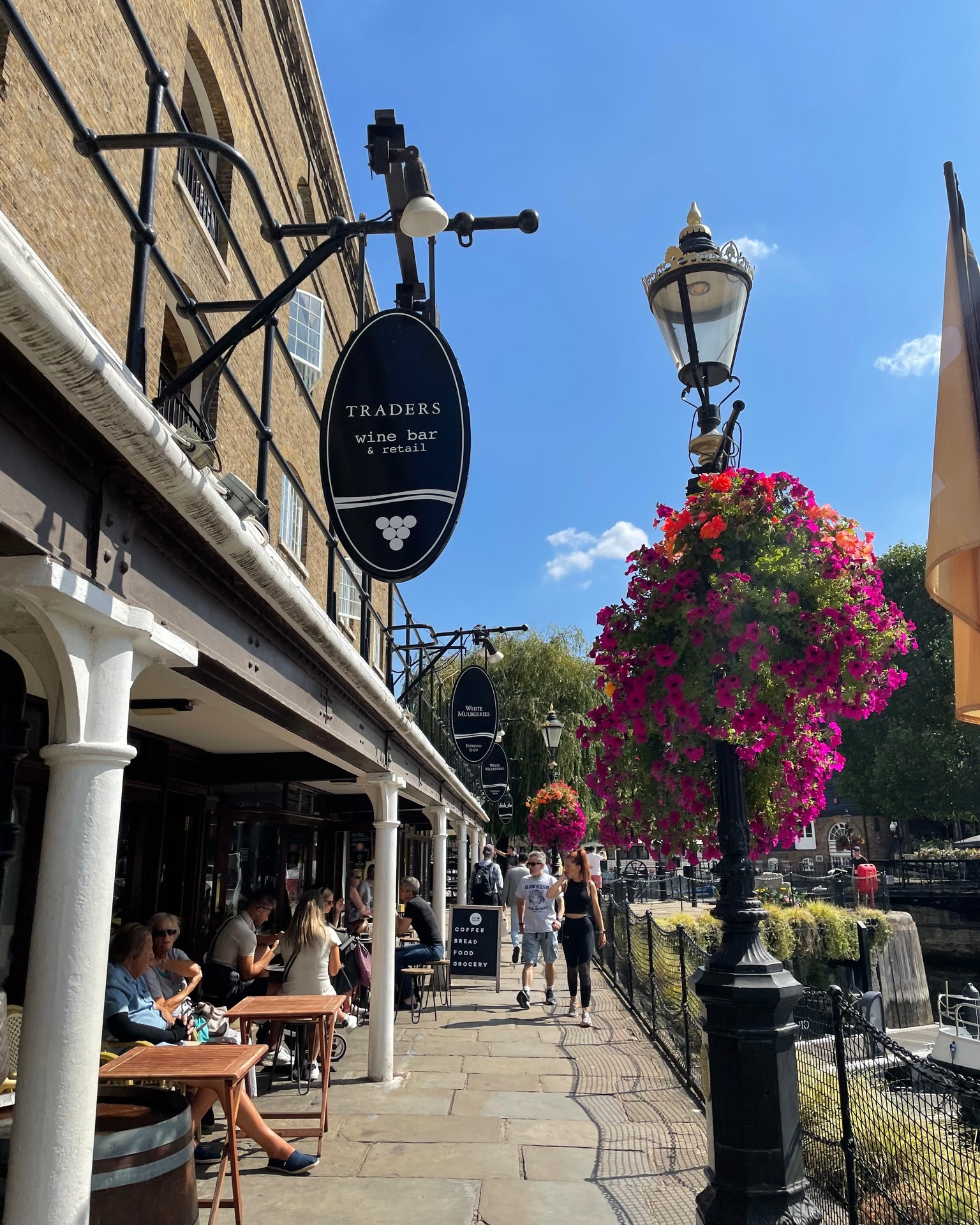 🔍 Scopri un piccolo paradiso di Londra a due passi da Tower Bridge: ecco St. Katharine Docks🚶♂️✨
Nel cuore di Londra si trova questo bellissimo porticciolo turistico, dove antichi moli ristrutturati e residenze accoglienti creano un'atmosfera da località di mare 🌊
Nonostante ci si trovi in pieno centro, l'atmosfera cambia completamente: sembra di essere in una località costiera, lontano dal trambusto urbano. E il tocco finale? Una prospettiva straordinaria del Tower Bridge e dintorni da ammirare dalla posizione privilegiata dei docks. 🌆
Infine gira tra le imbarcazioni, fatti tentare da un pub sul molo per una birra o goditi un pranzo con vista in uno dei ristorantini lungo il perimetro del porticciolo. Un'esperienza davvero unica nel cuore della città! 🍽️
👣 E tu, sapevi dell'esistenza di questo angolo segreto a Londra?! 🗺️✈️
#StKatharineDocks #LondonHiddenGem #explorelondon🇬🇧 #TowerBridgeViews #londradascoprire #luoghinascosti #travelwithiaia