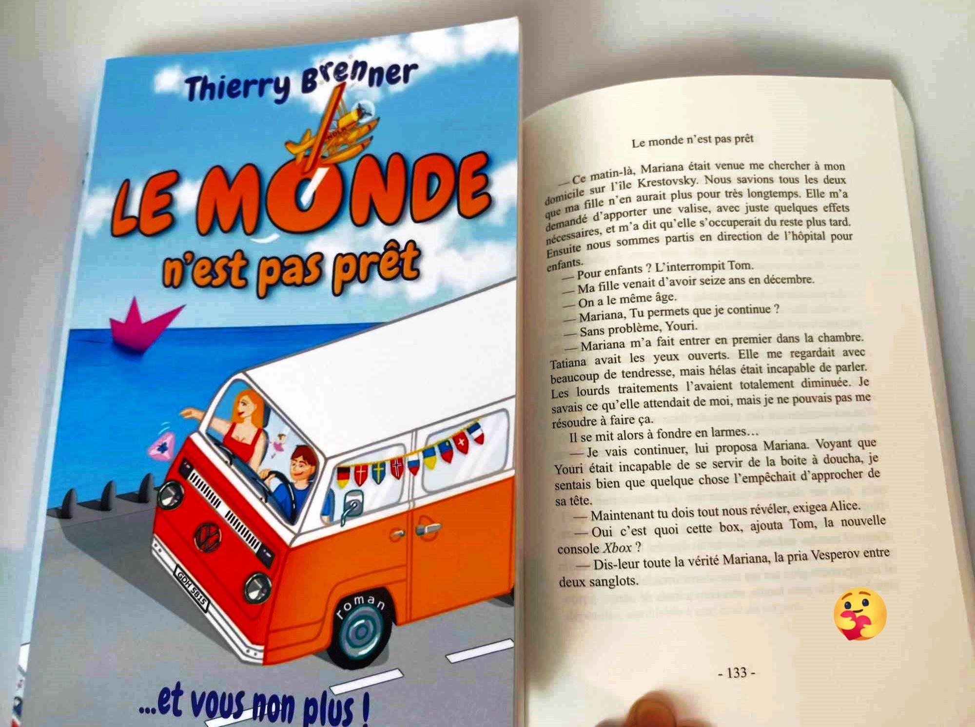 Ce qui se produit quand tu tournes une page du roman "Le Monde n'est pas prêt". Et toi es tu prête à ça ?
#extrait #lemondenestpaspret #booktok #deepcomedy #roadtrip
thierrybrenner.com
Pitch
Quand Tom croise la pétulante Alice dans les Alpes bavaroises, le coup de foudre est immédiat. À bord de son van orange, il accepte de l'emmener en Norvège, le jour même où son frère Peter doit être libéré de prison. Mais voilà, Peter s'évade mystérieusement.
Un journal codé retrouvé dans sa cellule, un coffret aux secrets bien gardés, un savant reclus, une équipe de tournage hollywoodienne frappadingue et des mafieux russes plus idiots que dangereux Avec un humour affûté, l’auteur vous embarque dans des situations surréalistes grâce à des punchline et des dialogues savoureux, Le Monde n'est pas prêt est une deep comedy où tous les coups sont permis.
Alors, prêt pour le voyage ?