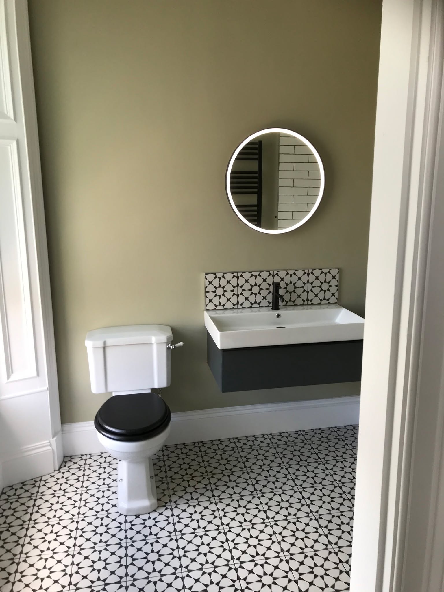 Where classic meets contemporary 🖤
This bold tiling choice brings timeless elegance into a modern space, proof that great design is all about the details.
Crafted with care, built to impress.
.
.
.
.
#ModernDevelopments #BathroomDesign #BoldTiling #TimelessStyle #ModernLiving #InteriorInspo #LuxuryBathrooms #BuiltForLife