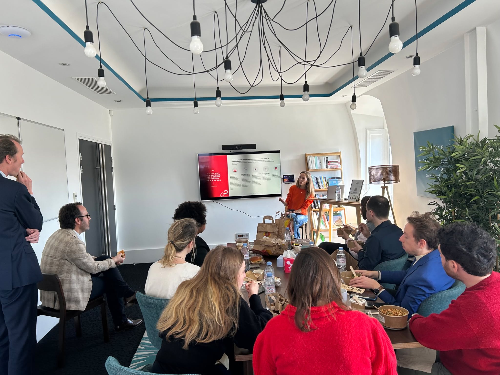 Lors de notre dernier « déjeuner culture » interne, l’équipe ÉVIDENCE a découvert les Écoles Walt 🎒. Un grand merci à Constance Baudeau, cofondatrice du projet, qui nous a présenté ces écoles innovantes et leur mission essentielle : réunir enseignants et thérapeutes sous un même toit pour mieux accompagner les enfants neuro-atypiques.
Chez ÉVIDENCE, nous sommes convaincus que chaque enfant mérite les meilleures conditions pour apprendre et s’épanouir. C’est pourquoi nous avons fait le choix de reverser notre taxe d’apprentissage à Walt chaque année.
👉 Et si vous faisiez de même ?