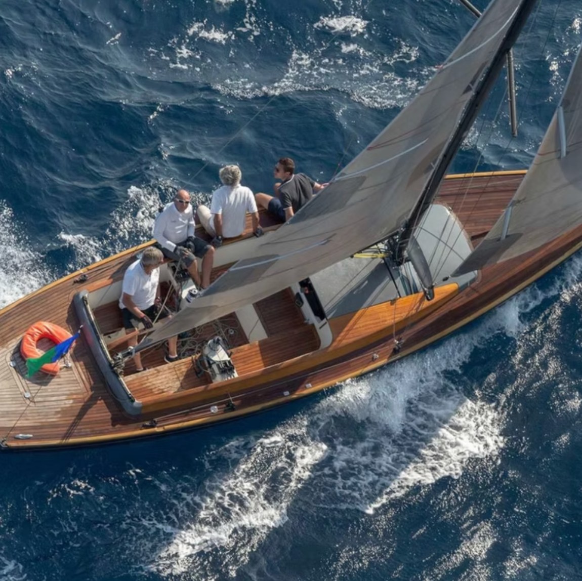 🌊 VoilierTofino — En dehors du temps ⛵
Il y a des endroits qui échappent aux horloges.
Des instants suspendus, portés par le vent, loin du bruit, loin du rythme imposé.
À bord du Tofino, le temps se dilue. Il devient vague, souffle, lumière.
Ce voilier, bijou d’élégance et de simplicité, vous emmène là où les minutes n’existent plus.
Un retour à l’essentiel, à la mer, à vous.
📍 Découvrez l’expérience : sachaboatservices.com/voilier-tofino
#VoilierTofino #SachaBoatServices #EnDehorsDuTemps #ÉvasionMarine #CharmeIntemporel #Cannes #Monaco #SaintTropez