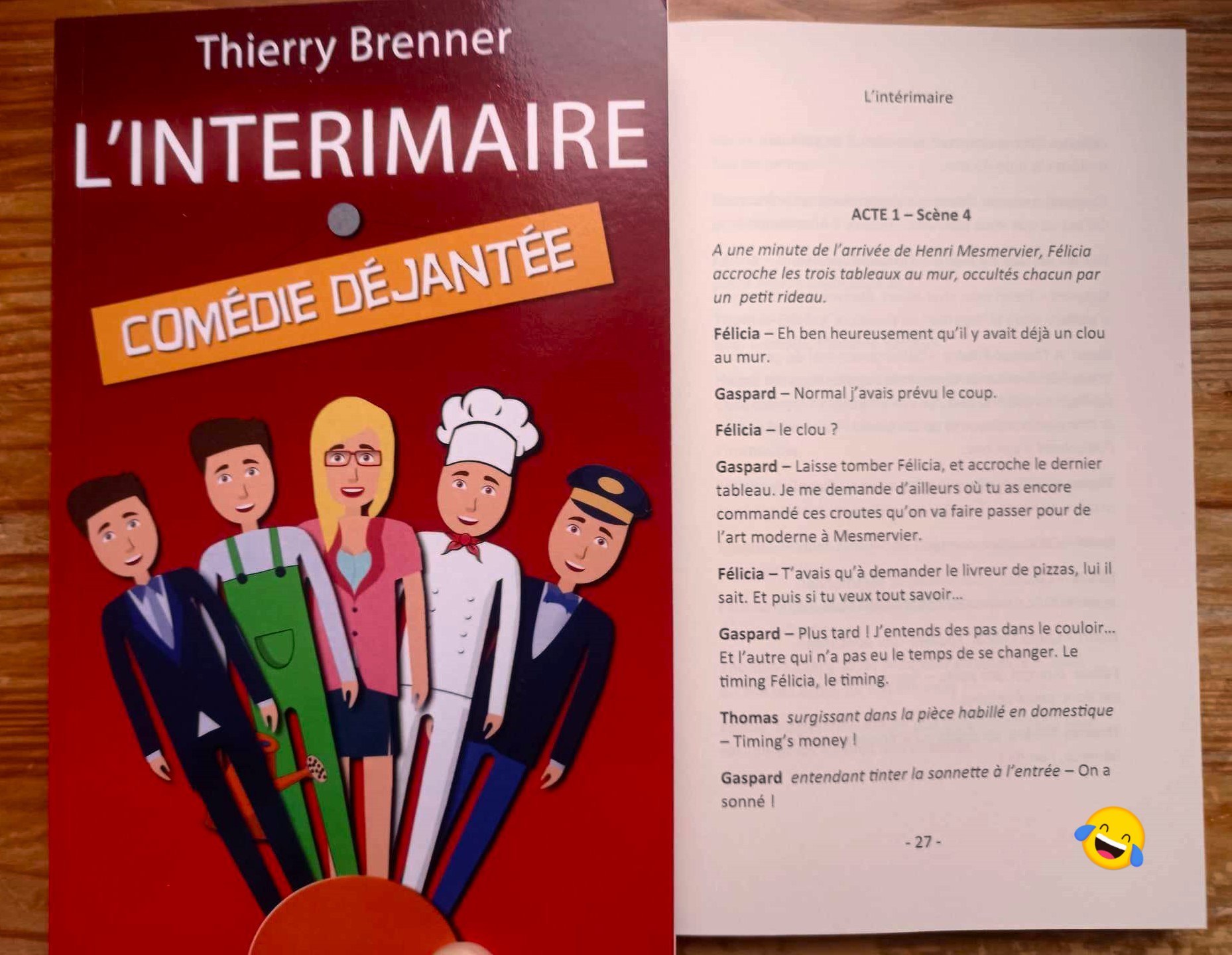 Ce qui se produit quand tu ouvres une page de ma comédie théâtrale disjonctée. Tu en veux d'autres ? #extraitroman #linterimaire #comedie #theatrale #humourdemerde thierrybrenner.com
Le Pitch
Quand Thomas, jeune comédien au chômage, est embauché par un couple de bourgeois fauchés pour jouer les domestiques, il pense avoir décroché un rôle facile. Mais entre jardinage, cuisine, secrétariat, domestique et chauffeur improvisé, la supercherie tourne vite au cauchemar… surtout quand une ex envahissante de son patron fait son entrée, et apparaissent des tableaux compromettants et un associé suspicieux qui viennent semer le chaos.
Mélange explosif entre l'univers de Feydeau, De Funès et l'esprit du « Père Noël est une ordure », L'Intérimaire est une farce burlesque où quiproquos, personnages loufoques et répliques cinglantes s’enchaînent à un rythme effréné.
Délirant, absurde et irrésistiblement drôle, ce roman est une pièce de théâtre en roue libre… Attachez vos ceintures, ça va secouer !