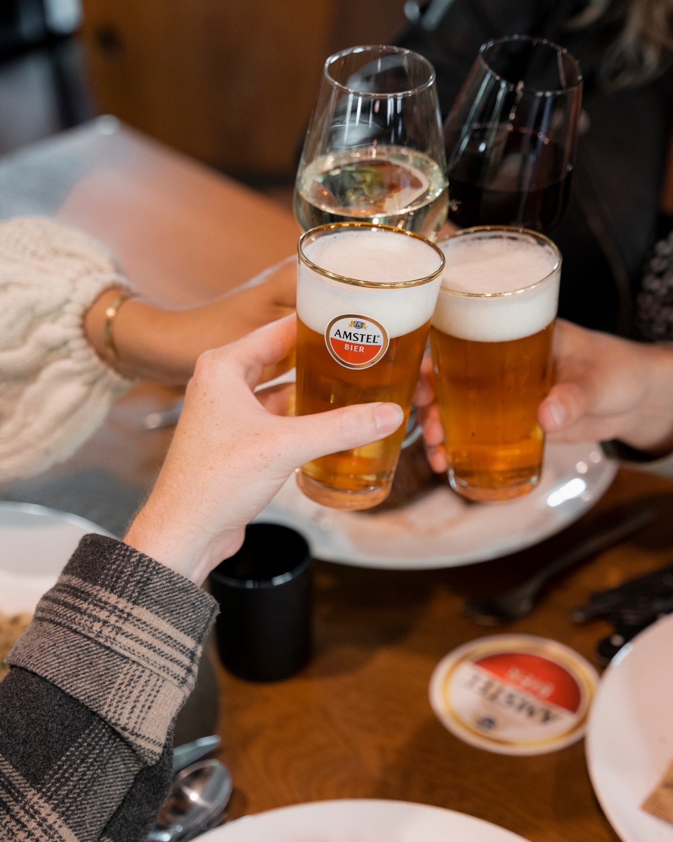Cheeers! Met welke vrienden kom jij gezellig langs en proosten op het leven?๐ป
#cheers #amstel #vrienden #dineren #houteveen #hooglanderveen