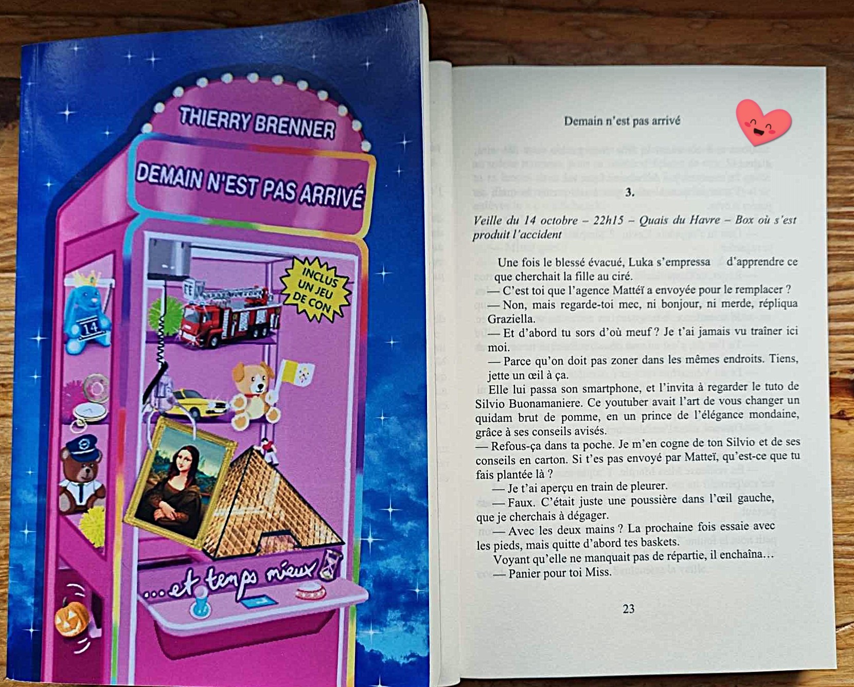Ce qui se passe quand tu ouvres une page de mes romans. Tu en veux d'autres ?
#extrait #roman #demainnestpasarrivé #deepcomedy thierrybrenner.com
Elles l'ont lu et en parlent https://www.thierrybrenner.com/pasarrive...
Le pitch
Thierry Brenner, écrivain à l'humour mordant, voit son quotidien basculer lorsque Manon Pommeraye, héroïne d’un de ses précédents romans « Elle est Lui » l'entraîne malgré lui dans une aventure improbable au travers le temps. Résultat : il se retrouve contraint de jongler entre poursuivre son manuscrit et mener avec elle une enquête aussi palpitante que risible. Entre un célèbre tableau changeant de forme, une mystérieuse New-Yorkaise, une élection papale et Mona Lisa, il devra se frayer un chemin dans un labyrinthe de mystères. Problème, l’homme de plume est maladroit, inadapté, inquiet, peureux, et atteint de crétinisme avancé. Et encore ce ne sont là que ses qualités. Il peine à suivre le rythme effréné imposé par la jeune femme. Mais peut-on refuser une aventure qu'on n'a pas encore écrite ? Et surtout, Demain arrivera-t’il vraiment ?