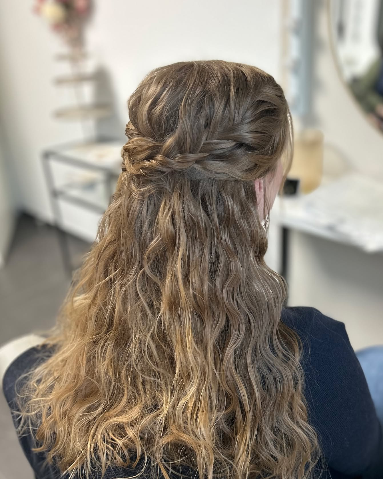 ✨ Natürlich, verspielt und romantisch – der perfekte Look für freie Trauungen, Sommerfeste oder als zarter Gästelook!
Die halboffene Flechtfrisur mit sanften Wellen wirkt lässig und elegant zugleich.
Ideal für alle, die sich einen natürlichen Look wünschen, der trotzdem „besonders“ aussieht.
Mit ein paar Blüten oder Perlen lässt sich diese Frisur auch wunderbar individualisieren. 🌸
#HairGoals #NatürlichSchön #Flechtfrisur #BohoBride #WeddingGuestStyle