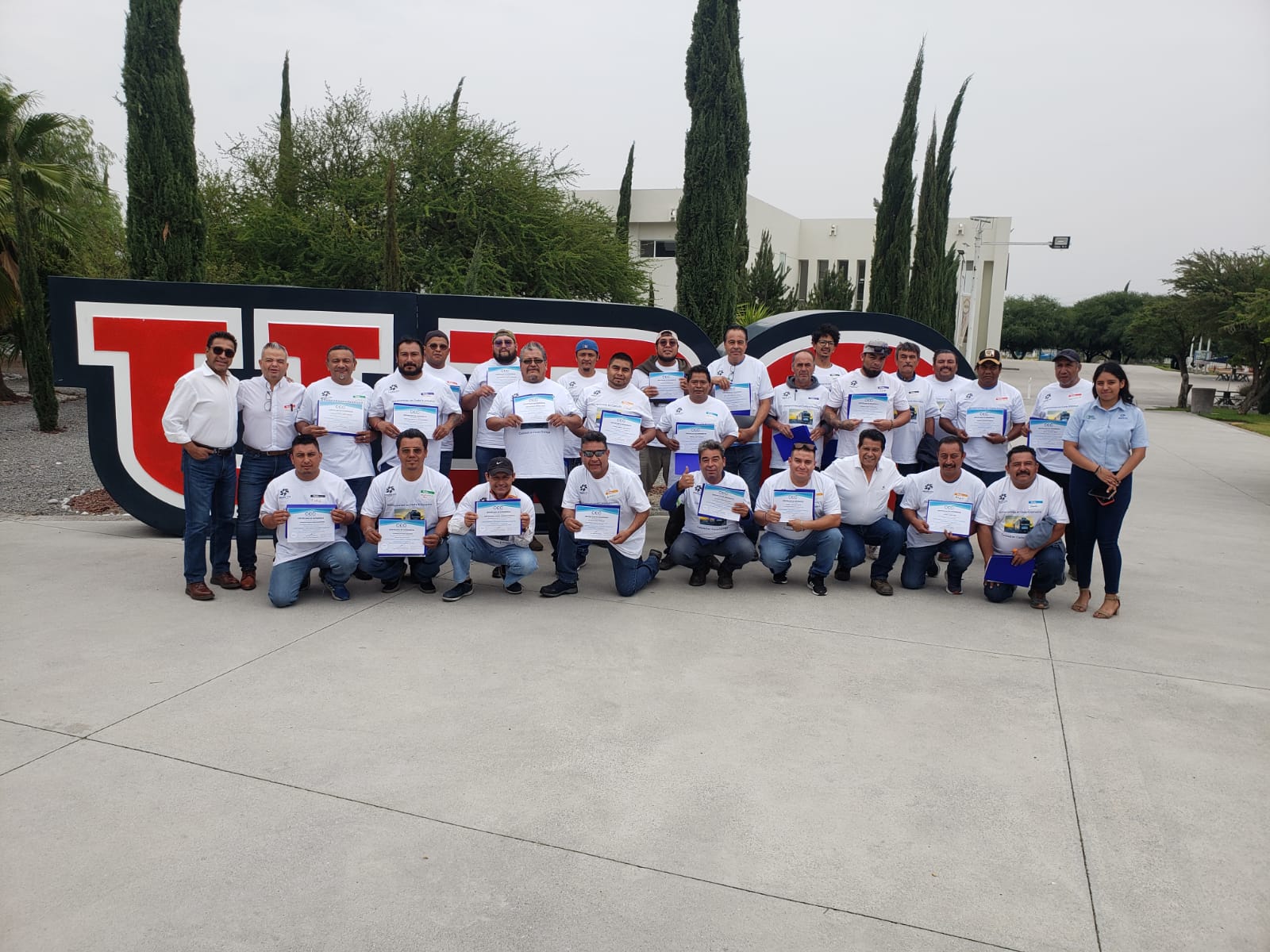 ✨ Tu luz enciende la luz de los demás ✨
En cada uno de estos rostros vemos la pasión y el compromiso por ofrecer lo mejor de sí mismos. Cuando grandes equipos de trabajo unen fuerzas y ponen su calidad al servicio de los demás, el impacto es extraordinario.
Juntos, estamos creando experiencias inolvidables y elevando los estándares del servicio en las empresas. La verdadera magia ocurre cuando la excelencia y la dedicación se encuentran. ✨
Lo más hermoso de este recorrido ha sido conocer a gente que brilla intensamente, y cada día más, porque se comparten hacia los demás con pasión, profesionalismo y un espíritu de colaboración inigualable. 🌟
¡Gracias a todos por ser parte de esta increíble jornada de aprendizaje y transformación! 🚀
#CalidadEnElServicio #TrabajoEnEquipo #Inspiración #ModeloDisney #Excelencia #PasiónPorElServicio