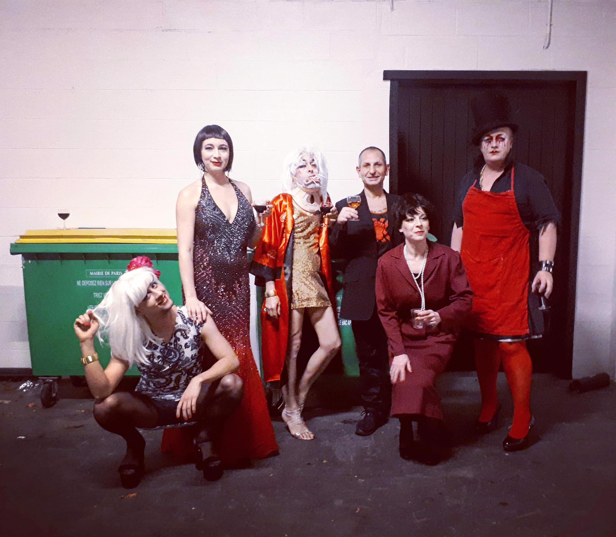 Il y a 5 ans nous étions 6.
Aujourd'hui plus d'une quarantaine !
Nous fêtons la fin du @cabaret.lesecret vendredi au @letheatredelatelier 🥳🥳🥳🥳
Si heureuse de cette aventure artistique et humaine.
MERCI @monsieur_k_et_cie 💋💋💋
#cabaret #cabaretparisien #montmartre #kabaret #parisbynight #theatredelatelier