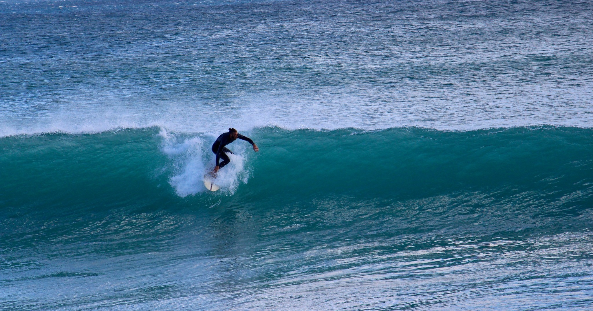 That moment of dropping a wave... 🌊🏄
.
.
.
#kanalubeachhouse #wave #surfeatsleeprepeat #swisssurfing #surfer #portugal #beachlife #rooms #igers #surflessons #surfguiding #aljezur #holidayhome #beach #happylife
