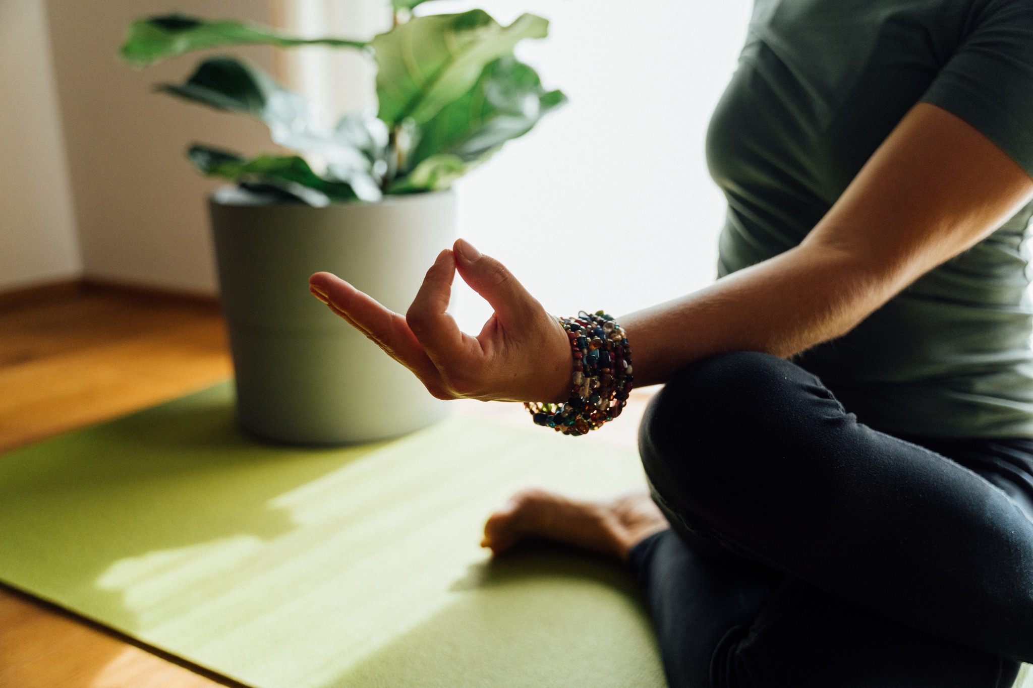 DIH - KLJUČ DO MIRU IN RAVNOVESJA 🧘🌿
Si kdaj pomislil/a, kako pomembno je dihanje? Naše telo diha vsak trenutek, a ko se zavestno osredotočimo na vdih in izdih, se lahko povežemo s trenutkom tukaj in zdaj. Dihanje je naše najmočnejše orodje za umiritev uma in sprostitev napetosti v telesu.
🧘♀️ Pridruži se nam na naših tečajih joge in odkrij, kako lahko s tehnikami dihanja pozitivno vplivaš na svoje telo, um in duha.
📷@lilenate
@bohinjskahisa @lakebohinj
