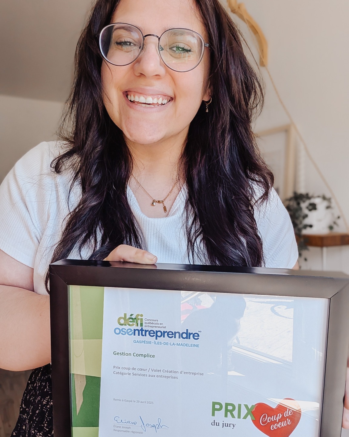 La semaine dernière, j’ai eu la chance de vivre une soirée pas comme les autres :
🎉 le Gala régional du Défi OSEntreprendre - Gaspésie Îles de la Madeleine .
Et j’en suis repartie avec le 🏆 prix Coup de cœur – Création d’entreprise. Oui, oui !
Un moment rempli d’émotions, de fierté… et de gratitude.
Parce que Gestion Complice, c’est un immense plongeon dans le vide.
Lâcher un emploi stable et confortable pour me lancer dans l’entrepreneuriat,
c’était à la fois terrifiant… et terriblement excitant.
Chaque jour, je choisis d’y croire.
Je choisis d’avancer, même quand le chemin peut sembler flou.
Et je suis fière : fière, en tant que femme, d’avoir eu le courage de me faire confiance
et d’oser créer une entreprise à mon image.
Mon souhait avec Gestion Complice, c’est de rendre la comptabilité :
📂 plus accessible,
🤝 plus humaine,
🙃 un peu moins plate aussi.
Parce que derrière les chiffres,
il y a toujours des humains, des histoires, des ambitions.
Un gros merci à Éliane et à toute son équipe pour l’organisation impeccable du gala : une soirée fun, inspirante et bienveillante du début à la fin. Merci aussi à Anthony de la MRC de Bonaventure pour ton accompagnement et ta présence sincère tout au long du parcours.
Merci également à celles et ceux qui ont cru en moi dès le début.
Et merci aussi à ceux qui ont douté. Vous avez tous, à votre manière, nourri ce feu qui m’habite aujourd’hui. 🔥
Félicitations à toutes les entreprises et organisations qui ont été mises en lumière ce soir-là. J’ai fait des découvertes incroyables, été inspirée par tant d’audace, touchée par tant d’humanité… et particulièrement émue par l’énergie des plus jeunes, déjà porteurs de projets incroyables. ✨