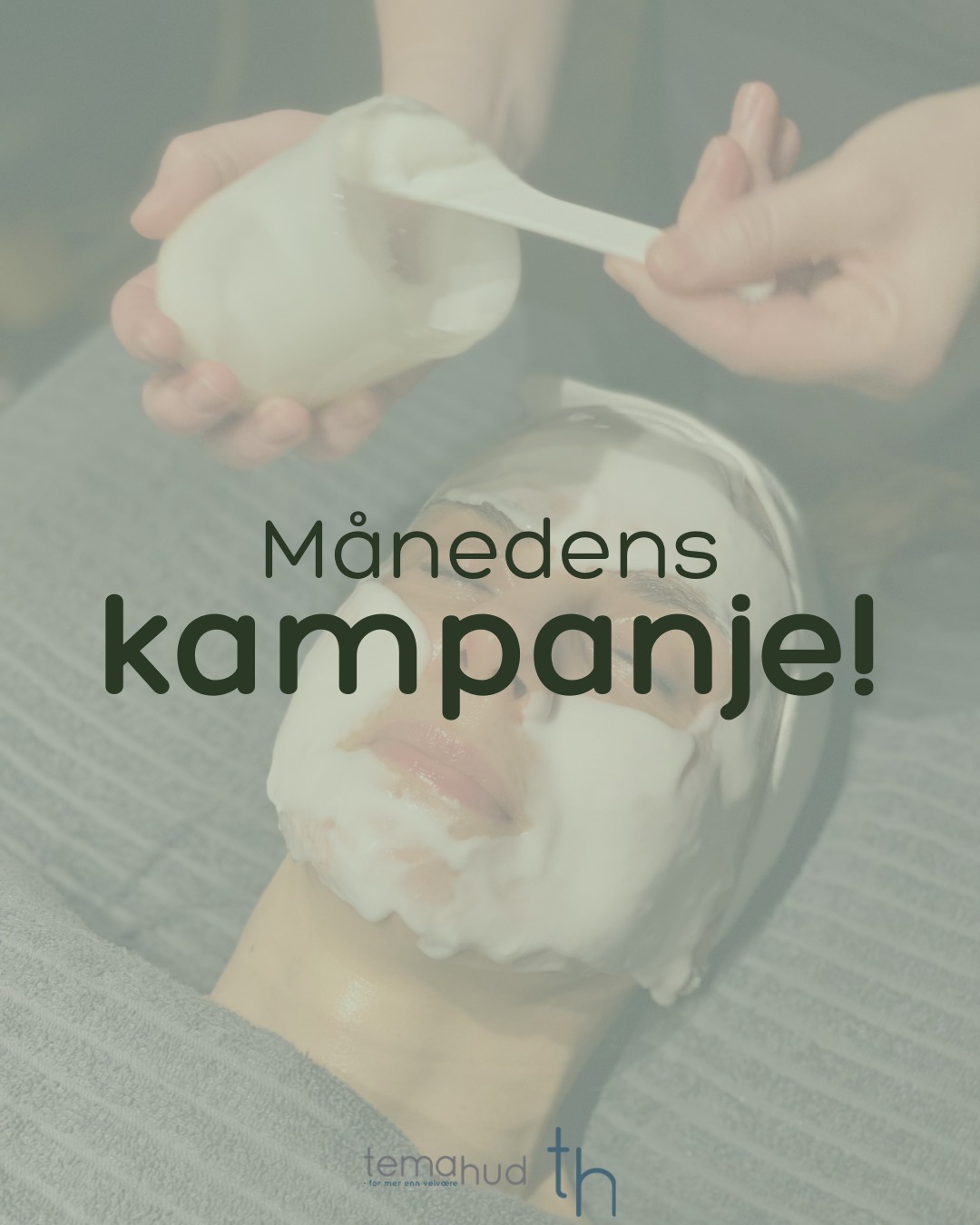 KAMPANJE APRIL 📢 Sesongbehandling fra Sothys
Original pris: 1.200,- NÅ til kampanjepris 890,-
Sesongbehandlingen fra Sothys er en avgiftende og fuktighetsgivende behandling som gir synlig forbedret utstråling allerede etter første behandling. Behandlingen kombinerer kronobiologi med oksygen og kraften til vitaminer som tilfører antioksidanter og styrker hudens forsvar mot påkjenningene i den kommende sesongen.
Hva gjør en sesongbehandling for huden?
🧼 Avgiftning: Renser huden for giftstoffer, reparerer skadede celler og fremmer hudens fornyelse.
💨 Øker oksygenopptaket: Støtter celleprosesser, slik at huden «puster» bedre og tar opp mer oksygen og næring.
🛡️ Styrk hudens eget forsvar: Ved å tilsette vitaminer gir vi huden ressurser til å tåle sesongens utfordringer og styrker hudens forsvar.
💧 Gi fukt og næring: Huden vil få nødvendig fuktighet og næring som styrker hudbarrieren.
Vi tilfører en vitamincocktail for å "vekke" huden etter en lang vinter og bygge opp hudens forsvar, spesielt mot frie radikaler fra UV-stråler. Denne vitamincocktailen inneholder vitamin C, vitamin B3 (niacinamid) og pro-vitamin B5.
Behandlingen passer perfekt for deg som ønsker en rimeligere, rask og effektiv behandling som gir en god rens av huden, fuktighet og glød. Behandlingen varer i 45 min og passer for alle hudtyper og aldre.
Behandlingen kan nå bookes i vår online booking 👉🏼 under Månedens kampanje: April. *tilbudet er kun gjeldende i april måned.
#TemaHud #formerennvelvære #Asker #Nesbru #Holmen #holmensenter #hudpleie #hudpleieasker #hudpleienesbru #hudpleieholmen #hudpleietips #hudpleieprodukter #hudpleierutine #hudpleiesalong #handlelokalt #støttsmåbedrifter #sothys #sothysnorway #ansiktsbehandling #sunnhud