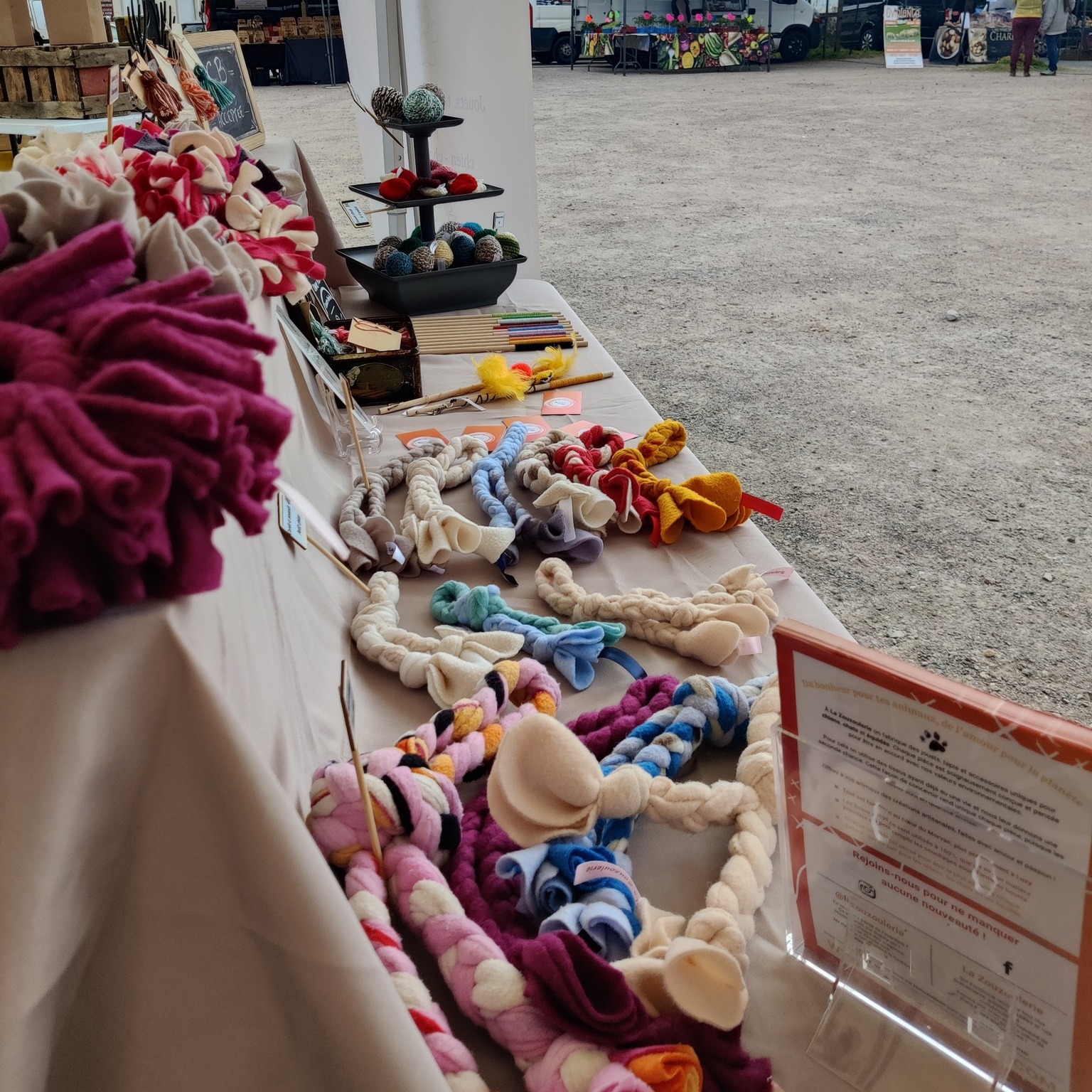 🐾 Ce dimanche, c’est marché à Écuisses et devine qui sort sa table, ses jouets et ses Zouzou-ondes positives ? 🙋♀️
Viens me voir, papoter, et découvrir les nouveautés pour chiens, chats et chevaux.
📍 J’y serai toute la journée, alors passe faire coucou si tu n’es pas trop loin !