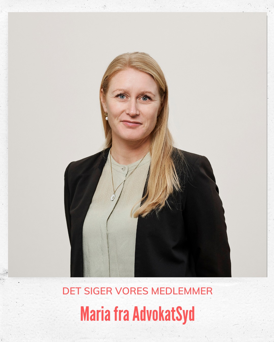 Vi har spurgt vores medlemmer om, hvordan det er at sidde i Work2gether. Her fortæller Maria G. Erlang Schaumann om, hvad det betyder for hende at være en del af huset.
Maria G. Erlang Schaumann - AdvokatSyd
Selvstændig siden 01.01.2024
▪️ Hvorfor har du valgt at være en del af Work2gether?
Der er styr på setup'et her. Jeg kendte huset på forhånd gennem mit netværk. Der er gode mødelokaler og kontorer, og jeg kan adskille min hverdag; privat vs. job. Jeg kan også godt lide at arbejde hjemmefra, men det er rart at have et kontor at høre til. Her i Work2gether kan jeg tilbyde min ansatte sekretær at være en del af et kollegialt miljø og et fællesskab. Derudover er det rart at være en del af noget større og ikke selv skulle stå for alt det praktiske, som kaffe og rengøring.
▪️ Hvordan vil du beskrive atmosfæren i Work2gether?
Imødekommenhed og åbenhed. Det er bare et rart miljø at være en del af.
▪️ Hvad er det bedste ved at være en del af Work2gether?
Atmosfæren, indretningen og rammerne. Jeg er helt vild med huset, og så er det jo den gamle retsbygning - som advokat er det også lidt strategisk for mig at kunne invitere kunder/netværk ind i disse rammer.
Noget af det bedste er også, at jeg hver dag møder mennesker fra en masse andre brancher end min egen. Det er med til at udvide min horisont. Tilsammen er der virkelig mange gode kompetencer i huset.
▪️ Hvad er det vigtigste for dig i din hverdag som selvstændig?
Det er vigtigt for mig ikke at blive ensom i mit arbejdsliv. Jeg har kunder - men også netværk her i Work2gether.
▪️ Hvad er dit bedste råd til andre selvstændige?
Bare spring ud i det! Vær ikke bange for at spørge.
