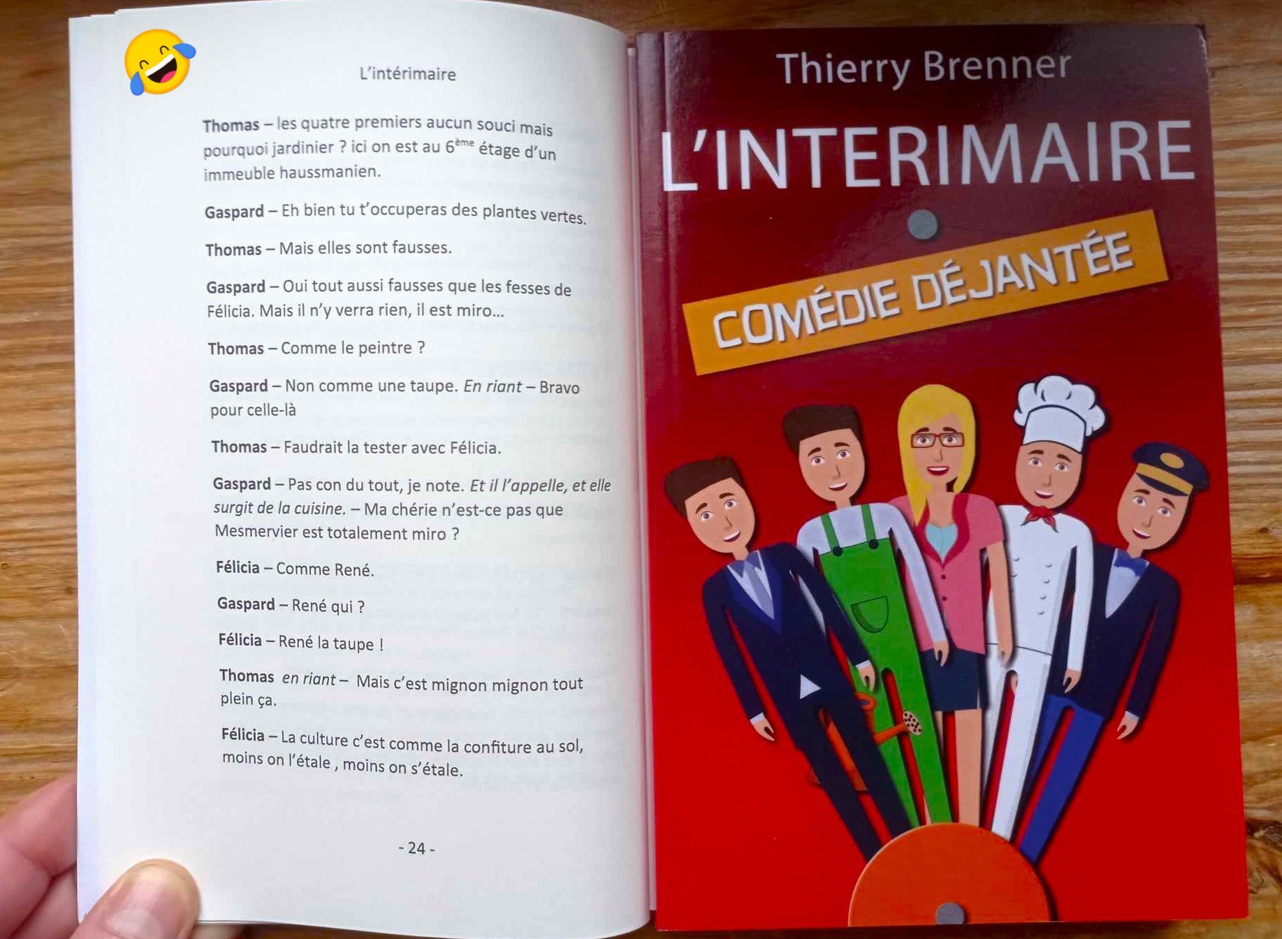 Ce qui se produit quand tu ouvres une page de ma comédie théâtrale disjonctée. Tu en veux d'autres ? #extraitroman #linterimaire #comedie #theatrale #humourdemerde thierrybrenner.com
Le Pitch
Quand Thomas, jeune comédien au chômage, est embauché par un couple de bourgeois fauchés pour jouer les domestiques, il pense avoir décroché un rôle facile. Mais entre jardinage, cuisine, secrétariat, domestique et chauffeur improvisé, la supercherie tourne vite au cauchemar… surtout quand une ex envahissante de son patron fait son entrée, et apparaissent des tableaux compromettants et un associé suspicieux qui viennent semer le chaos.
Mélange explosif entre l'univers de Feydeau, De Funès et l'esprit du « Père Noël est une ordure », L'Intérimaire est une farce burlesque où quiproquos, personnages loufoques et répliques cinglantes s’enchaînent à un rythme effréné.
Délirant, absurde et irrésistiblement drôle, ce roman est une pièce de théâtre en roue libre… Attachez vos ceintures, ça va secouer !