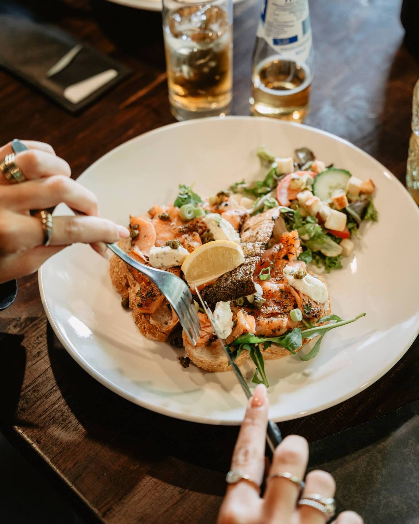 Ons broodje warm gerookte zalm met citroen-dille mayonaise is zoooooo lekker! De zalm wordt gerookt door onze huisroker Rico en dit kan hij als de beste. ๐
#zalm #warmgerookt #rookkast #lunch #Houteveen