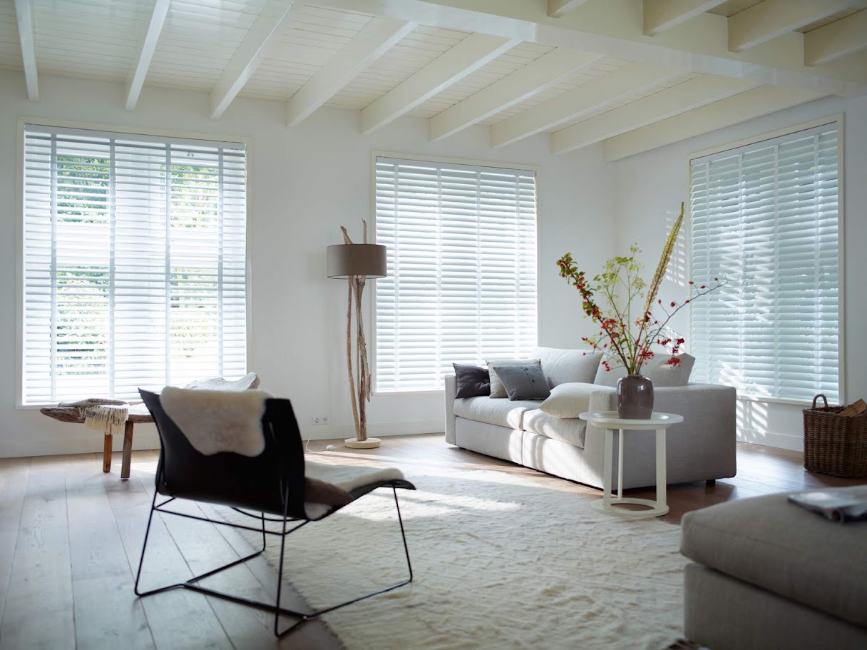 Strak, stijlvol & super praktisch: aluminium jaloezieën zijn de ultieme raamupgrade!💫🪟
Hou je van een moderne look en een minimalistisch design met maximaal comfort? Dan zijn aluminium jaloezieën precies wat je zoekt!
✔️ Ultieme controle over licht en privacy – kantel de lamellen precies zoals jij wil
✔️ Duurzaam & vochtbestendig – ook ideaal voor badkamer of keuken
✔️ Onderhoudsvriendelijk – even afstoffen en klaar
✔️ Verkrijgbaar in heel wat kleuren – van mat zwart tot metallic zilver