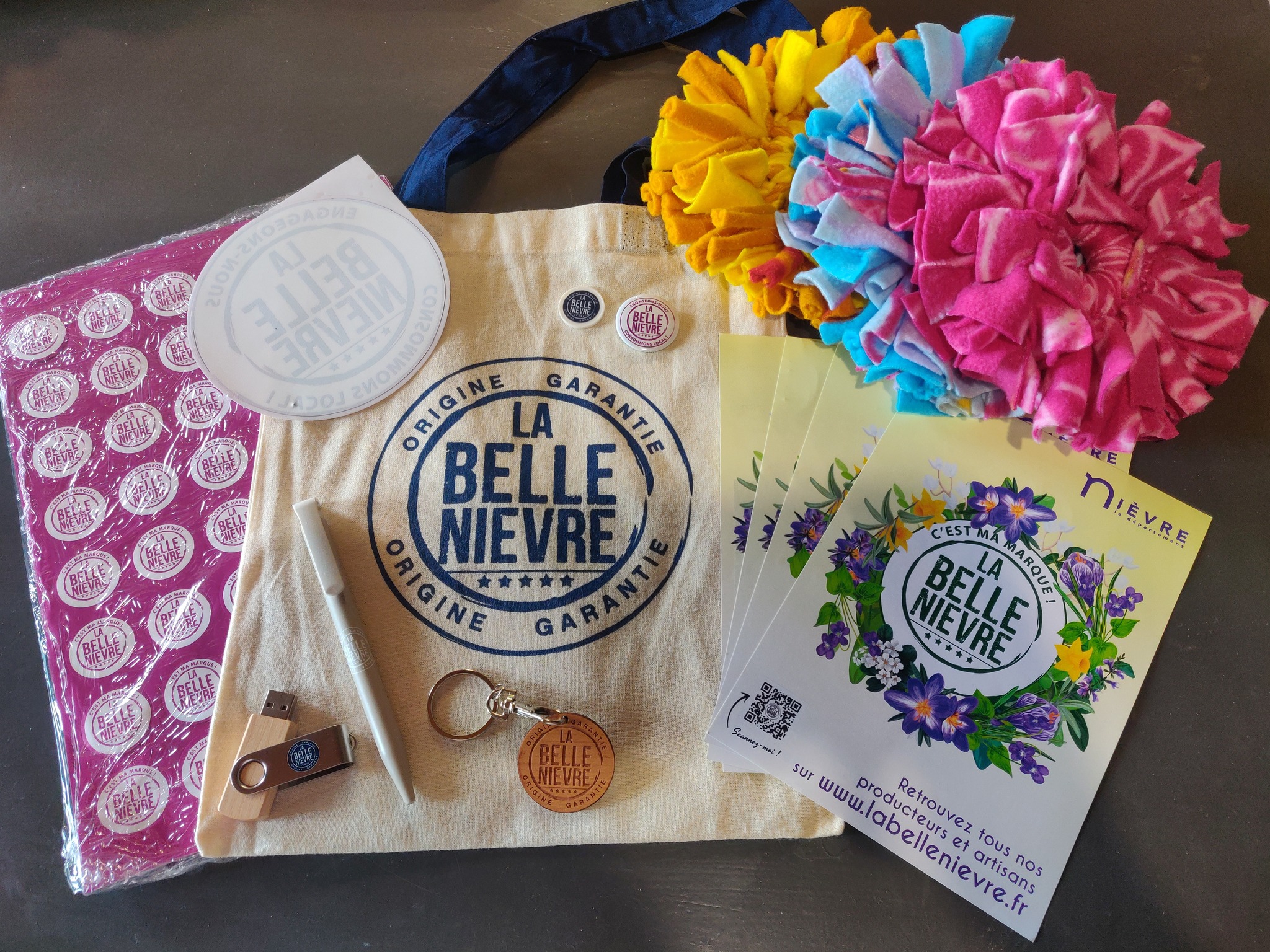 🌿 Le 14 juin, La Zouzoulerie s’invite à l’Étang de Baye avec La Belle Nièvre !
Un marché artisanal dans un cadre de rêve, au bord de l’eau, sous les arbres, avec des produits faits avec cœur (et parfois des poils).
Viens faire un coucou, c’est gratuit, et y’aura des chouettes créateurs et producteurs !
#MarchéArtisanal #NièvreNature #LaBelleNievre