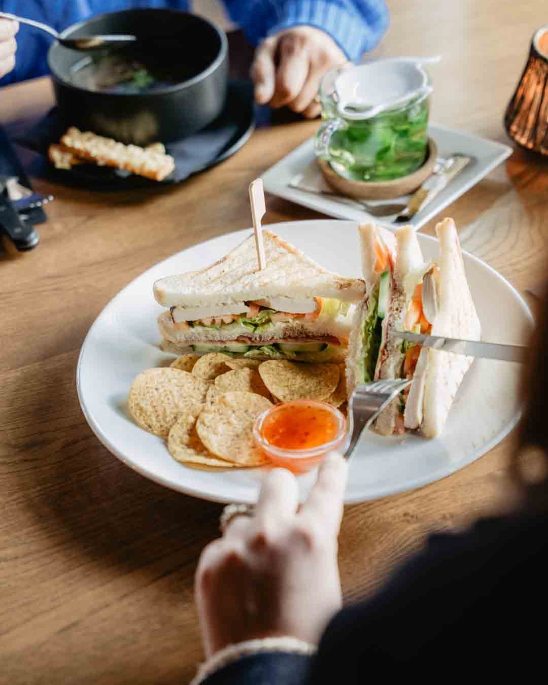 Deze klassieker is terug van weggeweest, DE CLUBSANDWICH!๐ฅช
Belegd met kip, spek, een gebakken ei, sla, tomaat en mayonaise. Liever vis? De clubsandwich met zalm is ook een echte aanrader.
#lunch #clubsandwich #klassieker #visofvlees #hooglanderveen #amersfoort #vathorst