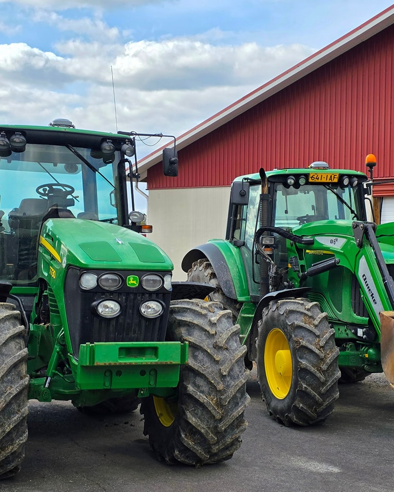 Yhteistyökumppanimme toimesta asennettiin kaksi EFIX eSteer 20 MAX automaattiohjausta Seinäjoelle. John Deeret jatkaa hommia RTK tarkkuudella ja viimeisen päälle laitteilla! 🤩🚜
#efixag #agronav #johndeere #automaattiohjaus