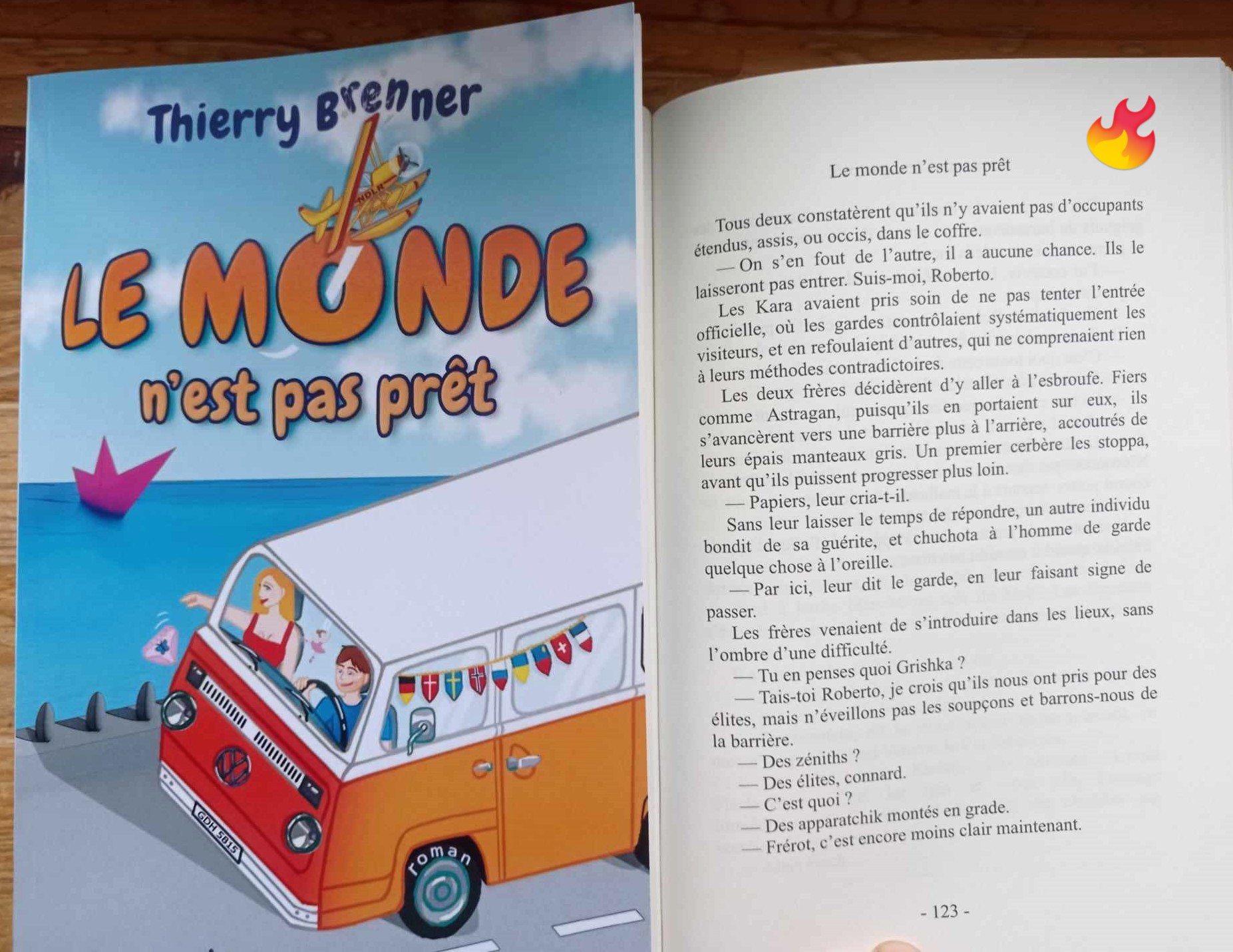 Ce qui se produit quand tu tournes une page du roman "Le Monde n'est pas prêt". Et toi es tu prête à ça ?
#extrait #lemondenestpaspret #booktok #deepcomedy #roadtrip
thierrybrenner.com
Pitch
Quand Tom croise la pétulante Alice dans les Alpes bavaroises, le coup de foudre est immédiat. À bord de son van orange, il accepte de l'emmener en Norvège, le jour même où son frère Peter doit être libéré de prison. Mais voilà, Peter s'évade mystérieusement.
Un journal codé retrouvé dans sa cellule, un coffret aux secrets bien gardés, un savant reclus, une équipe de tournage hollywoodienne frappadingue et des mafieux russes plus idiots que dangereux Avec un humour affûté, l’auteur vous embarque dans des situations surréalistes grâce à des punchline et des dialogues savoureux, Le Monde n'est pas prêt est une deep comedy où tous les coups sont permis.
Alors, prêt pour le voyage ?