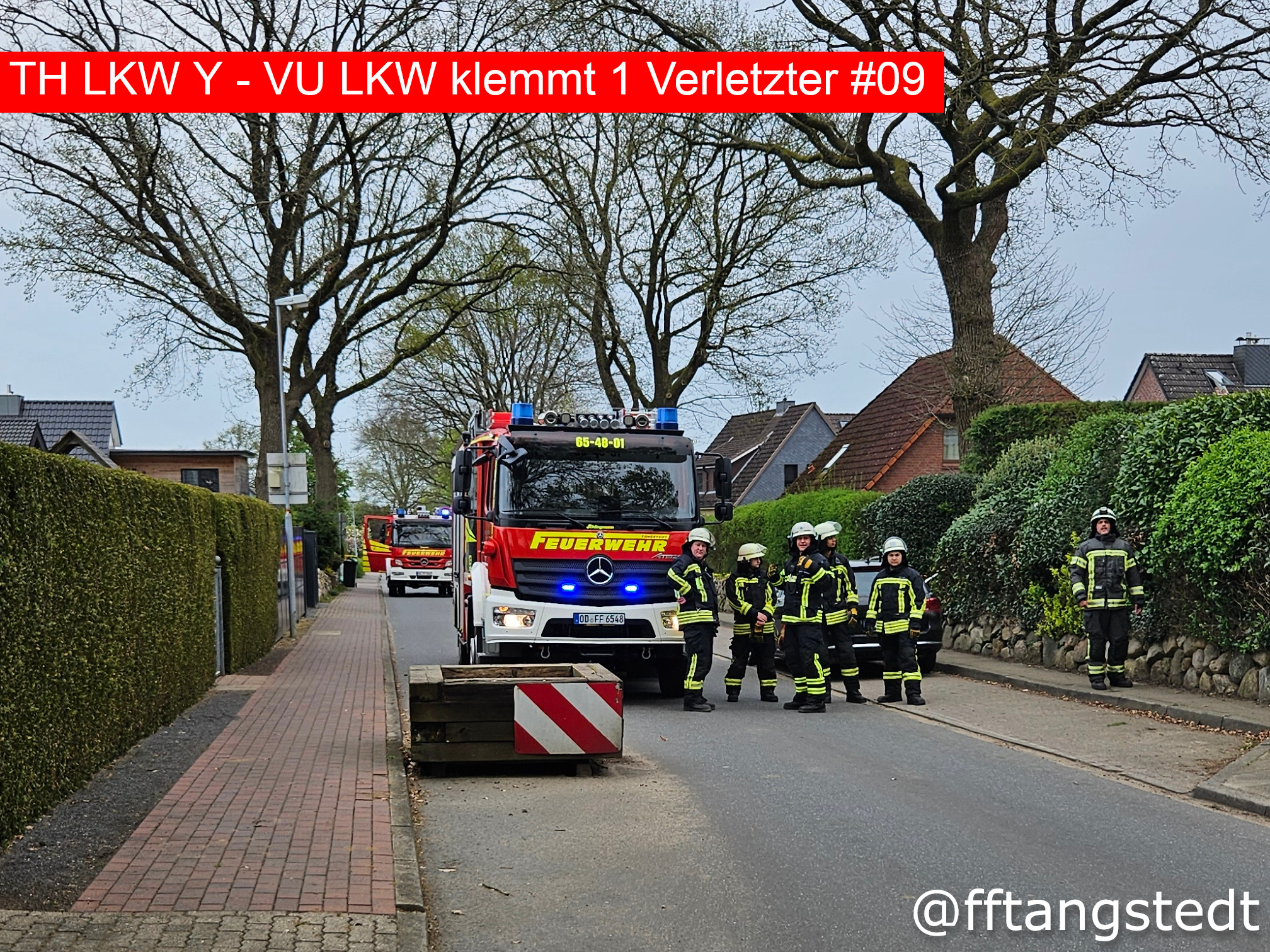 🚨 Nr. 09/2025
📆 23.04.2025, 17:34 Uhr
📟 TH LKW Y - VU LKW klemmt 1 Verletzter
🌐 OT Wilstedt / Kringelweg
⚠Wir wurden in das Einsatzgebiet unserer Kameraden der FF Wilstedt alarmiert, da dort ein Fahrradfahrer unter einem LKW eingeklemmt worden sein sollte. Vor Ort stellte sich das Szenario als eine gut inszenierte Übung dar. Wir unterstützten mit unserem hydraulischen Rettungsgerät bei der Personenrettung, des Weiteren wurde eine unter Schock stehende Person erstversorgt und Absperrmaßnahmen unterstützt. Für Details und weitere Bilder verweisen wir auf den Bericht der Kameraden. An dieser Stelle auch noch einmal unser Dank für die gute Ausarbeitung, sowie die gute professionelle Zusammenarbeit unter den Kameraden. Die eingeklemmte Person konnte nach knapp 30 Minuten befreit und dem Rettungsdienst übergeben werden.
Alarmierte Kräfte: FF Tangstedt, FF Wilstedt
👍🏼Like=Vielen Dank an die Einsatzkräfte🧑🏼🚒🧑🏼🚒
Alle Einsätze findest du hier:
https://www.feuerwehr-tangstedt.de/einsaetze-2025
#feuerwehr #firefighter #freiwilligefeuerwehr #ehrenamt #retterherz #blaulicht #blaulichtfamilie #fireandrescue #einsatz #alarm #atemschutz #feuer #technischehilfeleistung #einsatzfahrzeug #löschfahrzeug #notruf #instagram #insta #instagramreels #reelsinstagram #reelsofinstagram #instagramreel #reels #kreisstormarn #schleswigholstein #feuerwehr #tangstedt