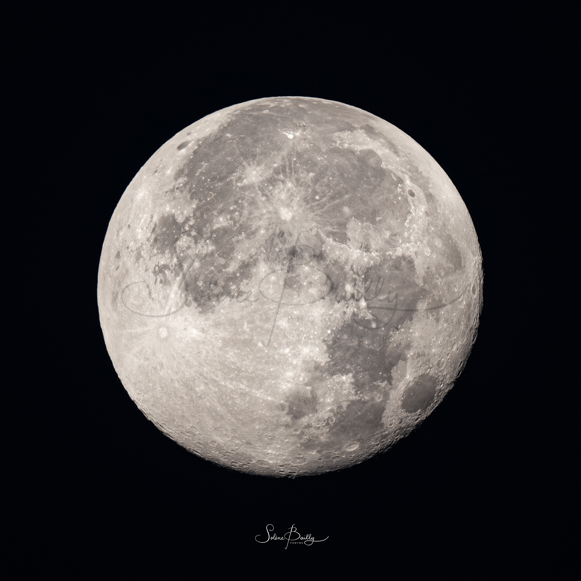 "𝓡𝓮𝓰𝓪𝓻𝓭𝓮𝓻 𝓵𝓪 𝓹𝓵𝓮𝓲𝓷𝓮 𝓵𝓾𝓷𝓮, 𝓬'𝓮𝓼𝓽 𝓿𝓸𝔂𝓪𝓰𝓮𝓻 𝓼𝓪𝓷𝓼 𝓫𝓸𝓾𝓰𝓮𝓻, 𝓬'𝓮𝓼𝓽 𝓻ê𝓿𝓮𝓻 é𝓿𝓮𝓲𝓵𝓵é."
.
.Sony a7rIV- sony 200-600mm
.
#lune #moon #moonlight #pleinelune #fullmoon #planete #moonphotography