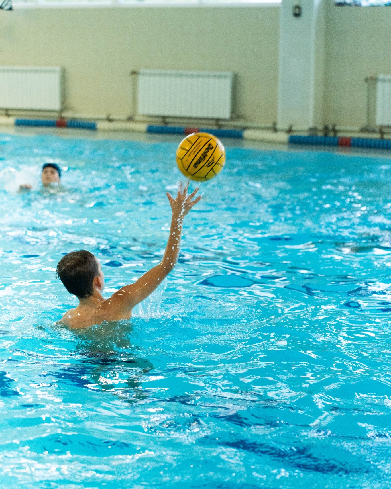 Svētdienās mūsu jaunākās grupas turpina apgūt ūdens polo spēles prasmes! Ja vēlaties pievienoties, pasteidzieties – palikušas tikai dažas vietas.
Vairāk informācijas mūsu mājaslapā: www.waterpolo.lv