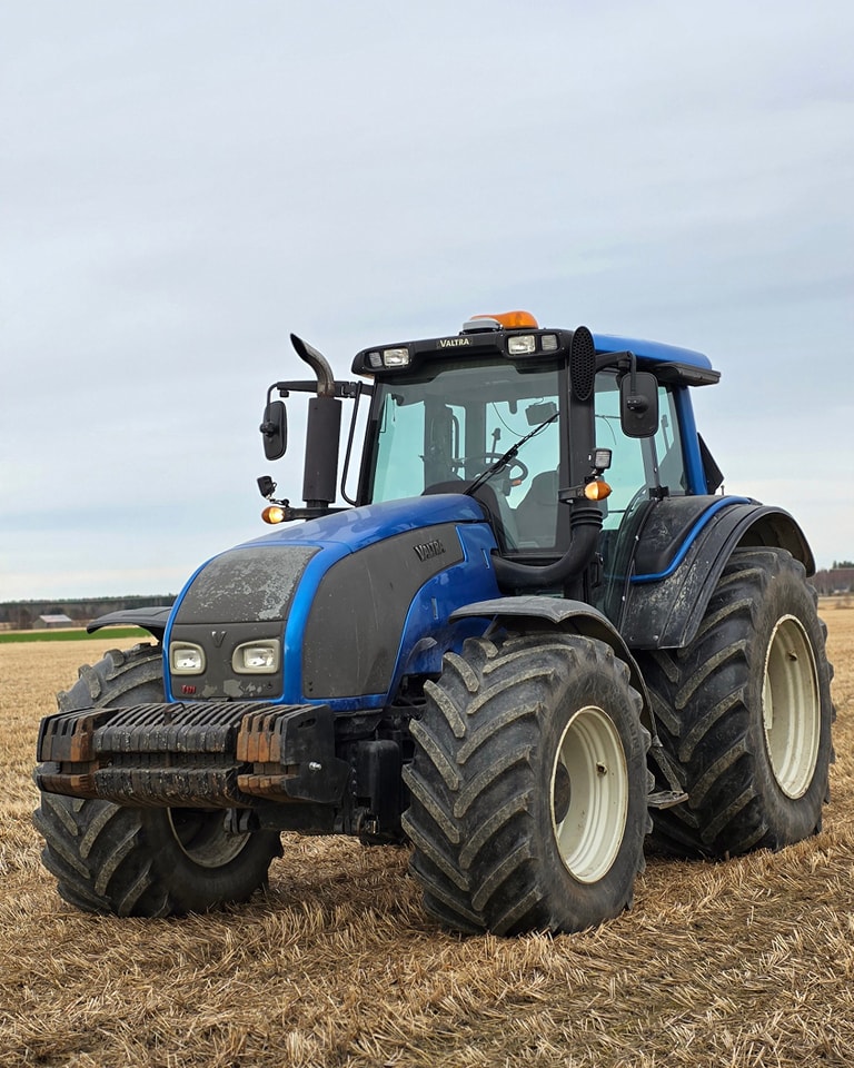 Tämä vetokone varusteltiin EFIX eSteer 20 MAX automaattiohjauksella ja täydellisellä ISOBUS sarjalla. Nyt hoituu koneella niin lohkojenhallinta kuin paikkakohtainen levitysmäärän hallinta. Lisäksi vielä U-TURN X avauksella päistekäännös automaattisesti pellon rajojen mukaan! 🤩🌾
#efixag #agronav #valtra #automaattiohjaus