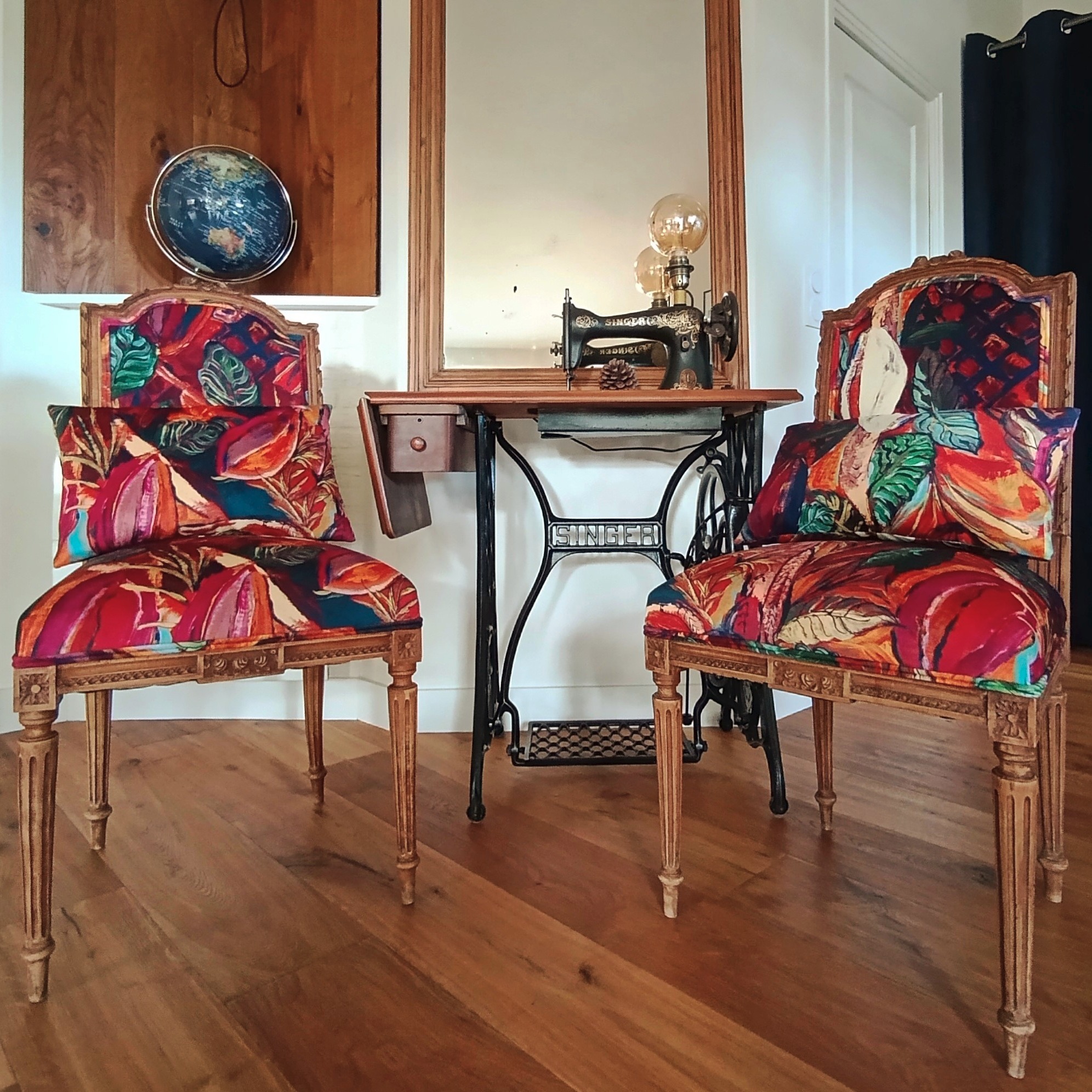 Réfection totale pour ces deux petite chaises Louis XVI, avec pour mise en beauté une des créations de chez @laliedesign "Trinidad Garance":
" C’est à la suite d’un voyage en Guadeloupe, que Trinidad est né, paysages enchanteurs de cacaoyer et de ses couleurs qui ont enchantés la créatrice."
Double ganse de finition ton sur ton.
Merci pour l'oeil du photographe @lilianvezinphotographie , les mises en situations et les cadrages au top même sans son appareil pro!
#RénovationDesign #Transformation #tapissierdecorateur #artisanbreton #restaurationmeuble #baden #renovation #tissu #laliedesign #tapissierameublement #tapissier #lamutineauxpiedsnus