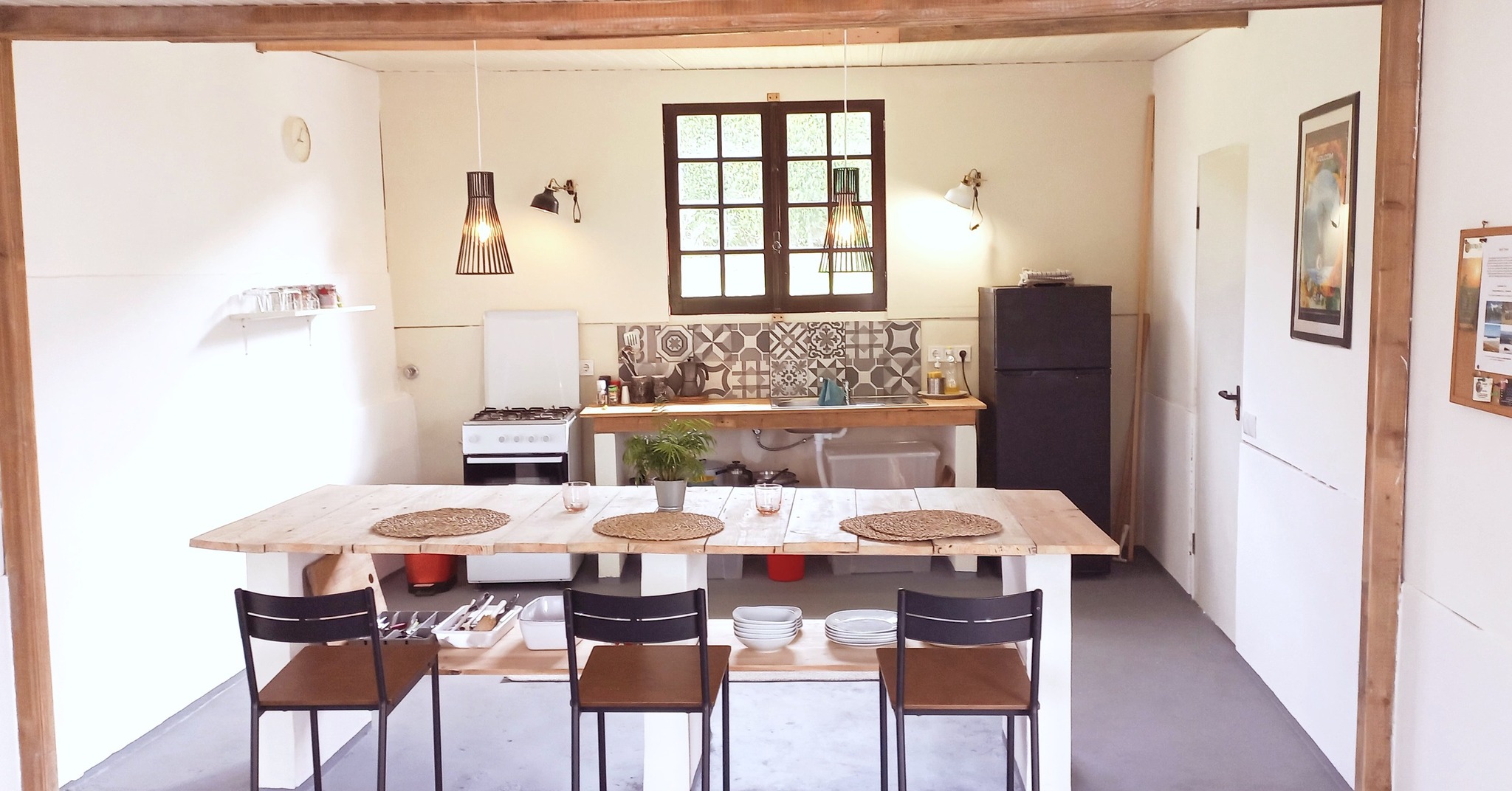 Our new kitchen and living room for our guests to enjoy! 👩🍳🧑🍷
.
.
.
#kanalubeachhouse #kitchen #goodfood #portugal #happylife #surfeatsleeprepeat #igers #beach #healthy #surfer #surflessons #swisssurfing #surfguiding #surfschool #rooms #igersgermany #beachlife #aljezur #holidayhome #igersitaly #healthyliving