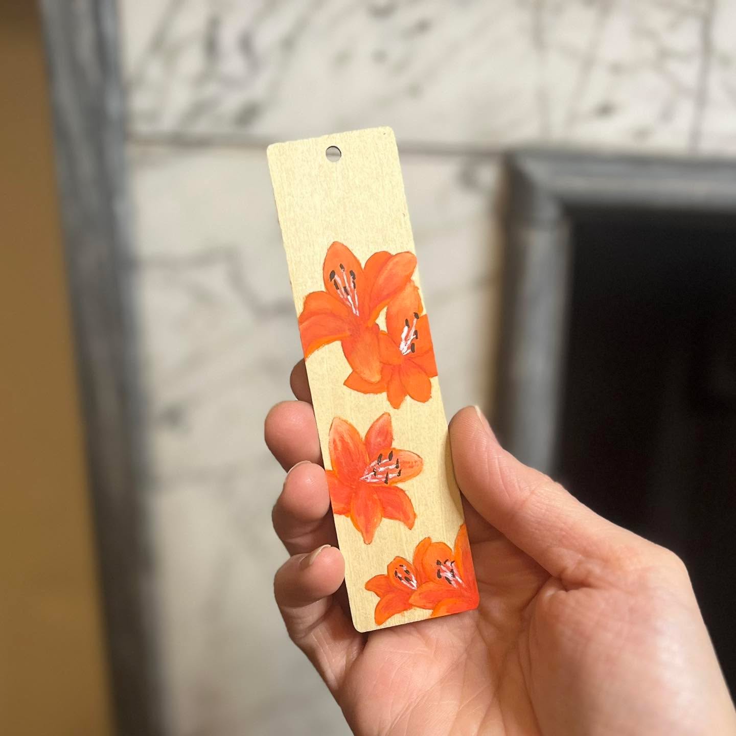 Another painted bookmark and I love how this has turned out 🤩
#lily #bookmark #artwork #artinstagram #acrylic #paint #painting #bookstagram #handmadebookmark #original