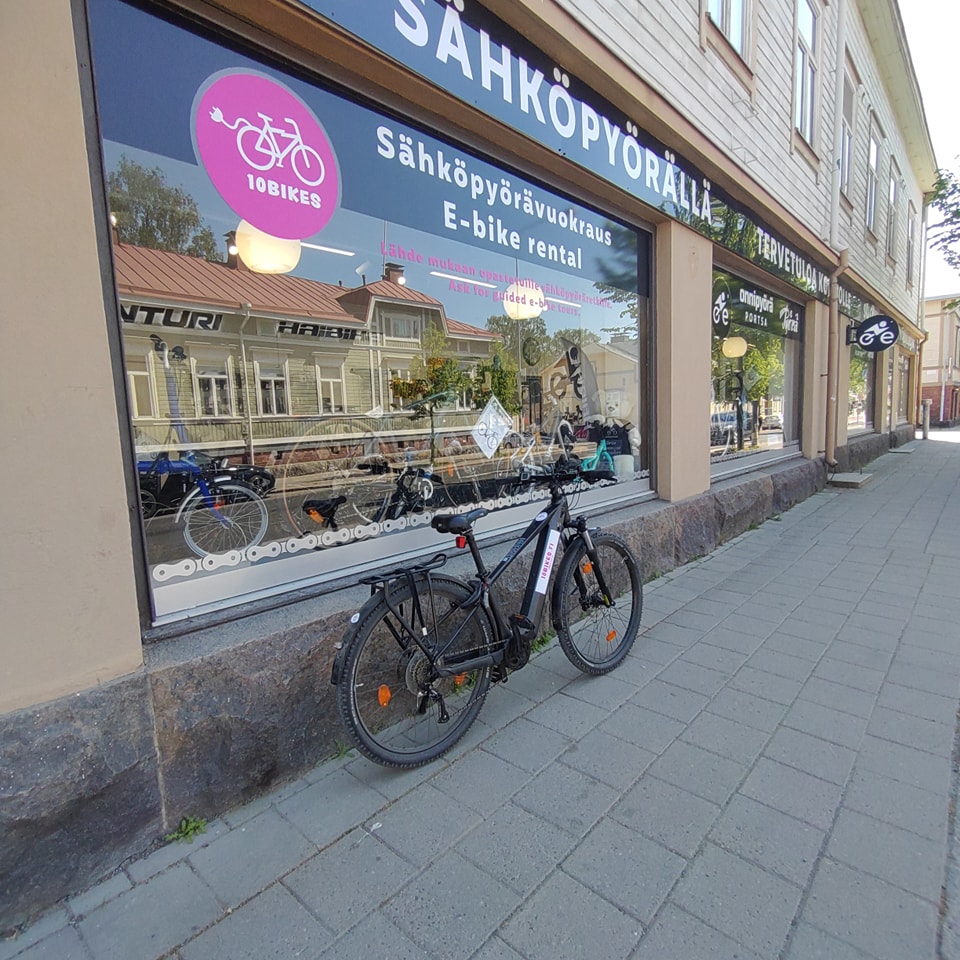 Usein kysyttyjä kysymyksiä: Millaiset laukut pyörävuokraan kuuluu?
.
.
.
Pyörävuokraan kuuluu 2kpl Ortlieb tarakkalaukkuja. Laukkupariin mahtuu yhteensä 40 litraa ja molemmat laukut ovat vedenpitävä. Yleensä tämä laukkukapasiteetti on kesäisellä pyöräretkelle aivan riittävä. Jos kuitenkin tarvitset lisää tavaraa mukaasi, niin suosittelemme ylimääräistä putkikassia jonka saa kätevästi hihnoilla kiinnitettyä tarakan ja laukkuparin päälle.
#FAQ #useinkysyttyä #pyöräretkeily #bikepacking #ebike #emtb #sähköpyöräily #ortlieb