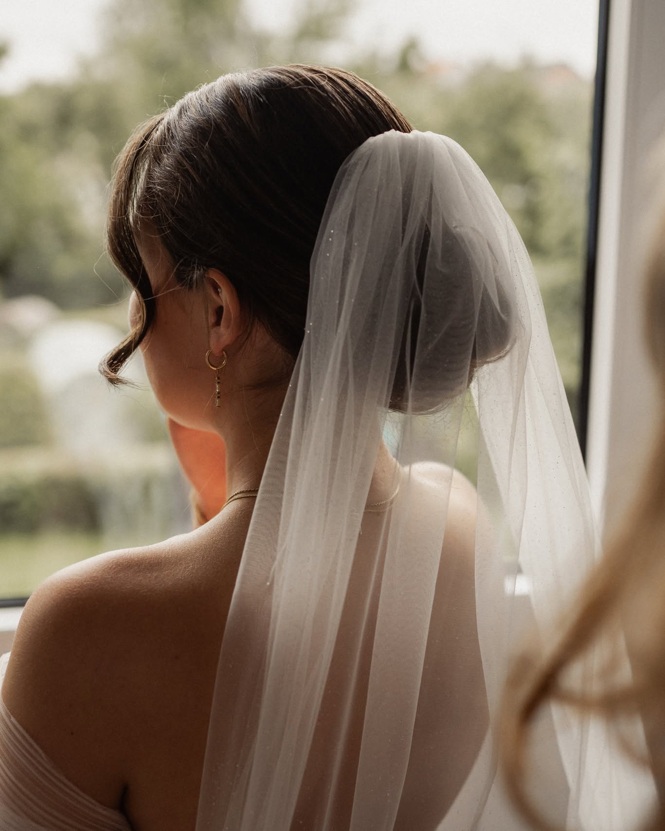 👰♀️ Der Schleier – mehr als nur ein Accessoire
Still, leicht, fast schwebend – und doch voller Bedeutung: Der Brautschleier ist eines der emotionalsten Details deines Hochzeitslooks.
Er kann deinen Auftritt sanft unterstreichen oder zum dramatischen Highlight werden. Und das Schönste? Er erzählt deine ganz eigene Geschichte.
✨ Welche Schleier passen zu dir?
– Kurze Schleier (z. B. Birdcage oder Schulterlänge): frech, retro & perfekt für standesamtliche Looks
– Fingertip-Schleier: klassisch-elegant – ideal bei fließenden Kleidern oder Spitzenoberteilen
– Kathedral-Schleier: majestätisch und romantisch – besonders eindrucksvoll bei langen Brautkleidern und großen Zeremonien
– Schleier mit Spitze oder Perlen: ein liebevolles Detail, das Frisur und Kleid optisch verbindet
– Unauffälliger Tüll: lässt Frisur und Make-up im Vordergrund – dezent, aber wirkungsvoll
💡 Frisuren-Tipp:
Ein Schleier lässt sich wunderbar in Hochsteckfrisuren, Half-Up-Stylings oder sanfte Wellen integrieren. Wichtig ist: die Frisur muss ihn tragen können – sicher, aber ohne sichtbar zu beschweren.
Zudem ist es sinnvoll Ihn zwischenzeitlich zu entfernen, um entspannt gratulieren zu können.
📸 Tipp fürs Foto:
Lass dir den Schleier kurz über das Gesicht legen – für ein zartes, fast magisches Portrait mit besonderer Tiefe.
#Schleierliebe #Brautschleier #Brautaccessoires #Hochzeitsstyling #MagischerMoment #SchleierUndFrisur #Brautlook2025 #JaIchWill