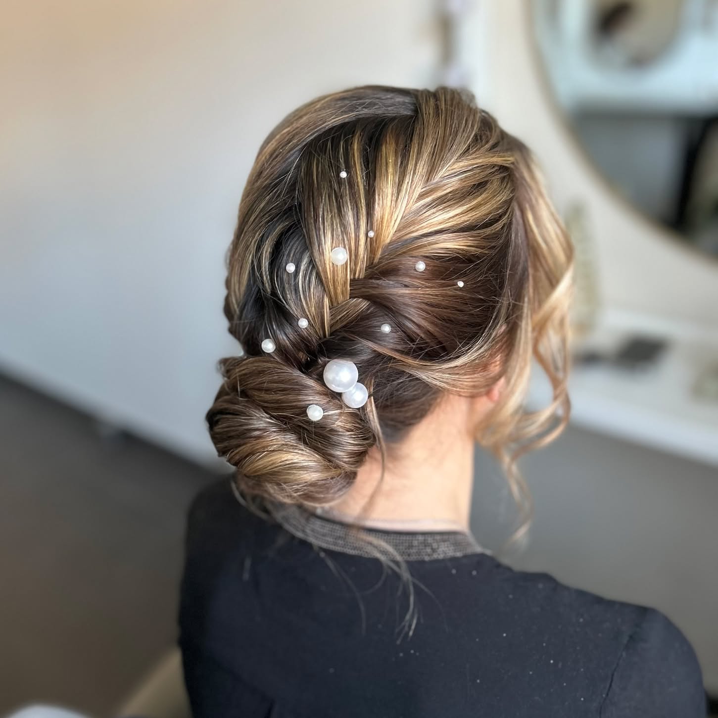 ✨Hochsteckfrisur mit Strähnchen-Effekt – ein Traum in Licht und Tiefe✨
Diese edle Hochsteckfrisur lebt nicht nur vom kunstvollen Flecht- und Steckmuster, sondern vor allem von den raffiniert gesetzten Strähnchen. Die verschiedenen Blond- und Karamellnuancen bringen Struktur, Tiefe und ein lebendiges Farbspiel ins Haar – besonders schön bei geflochtenen Elementen und lockeren Wellen.
Die zarten Perlen-Accessoires setzen zusätzliche Highlights und machen den Look ideal für Hochzeiten, feierliche Anlässe oder einfach einen besonderen Tag. 💫
#SträhnchenLiebe #Hochsteckfrisur #Brautlook #HairInspo #Flechtfrisur #glamourhair