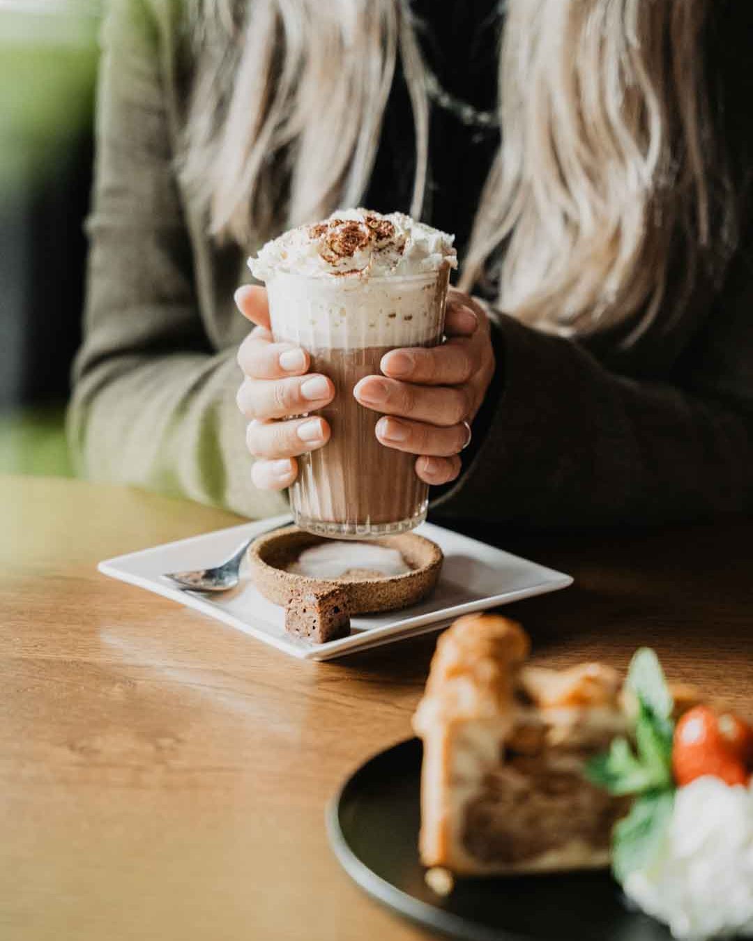 WARME CHOCOโ๏ธ
Dit weer vraagt om een heerlijke warme chocolademelk met slagroom! Stiekem een beetje rum of baileys er in? Wij zullen niks doorvertellen.๐คซ
#opwarmen #hotchoco #chocomel #slagroom #houteveen #hooglanderveen #vathorst #amersfoort
