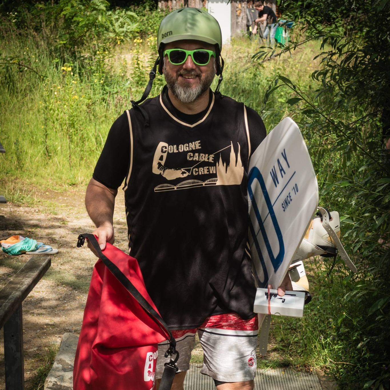 Du möchtest deiner Truppe einen individuellen Look auf dem Wasser verpassen?
👉 Wir gestalten mit Eurem Logo (oder Gruppennamen) verschiedene Trikots, quick-dry Hoodies oder Jacken zum wakeboarden.
_____________
#Bahnmieten #Gruppen #Rudelführer @colognecablecrew #WakeboardCrew #b360ridingshirts #stylischüberderwestetragen #wakeclothes #wakeclothing #watersportclothing #Wakeboard #neverRideWithoutB360 😜 @schorsti1977