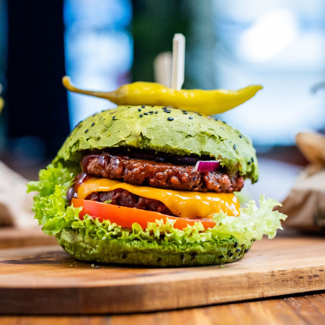 GRASPOP, WE'RE READY TO ROCK!🤘
Yes, groot nieuws! Dit jaar serveren wij ons vegan comfort food op @graspopmetalmeeting - een wens die uitkomt. Kom langs voor een XL burger, Rendang bowl of een van de andere stevige smaken op ons menu!