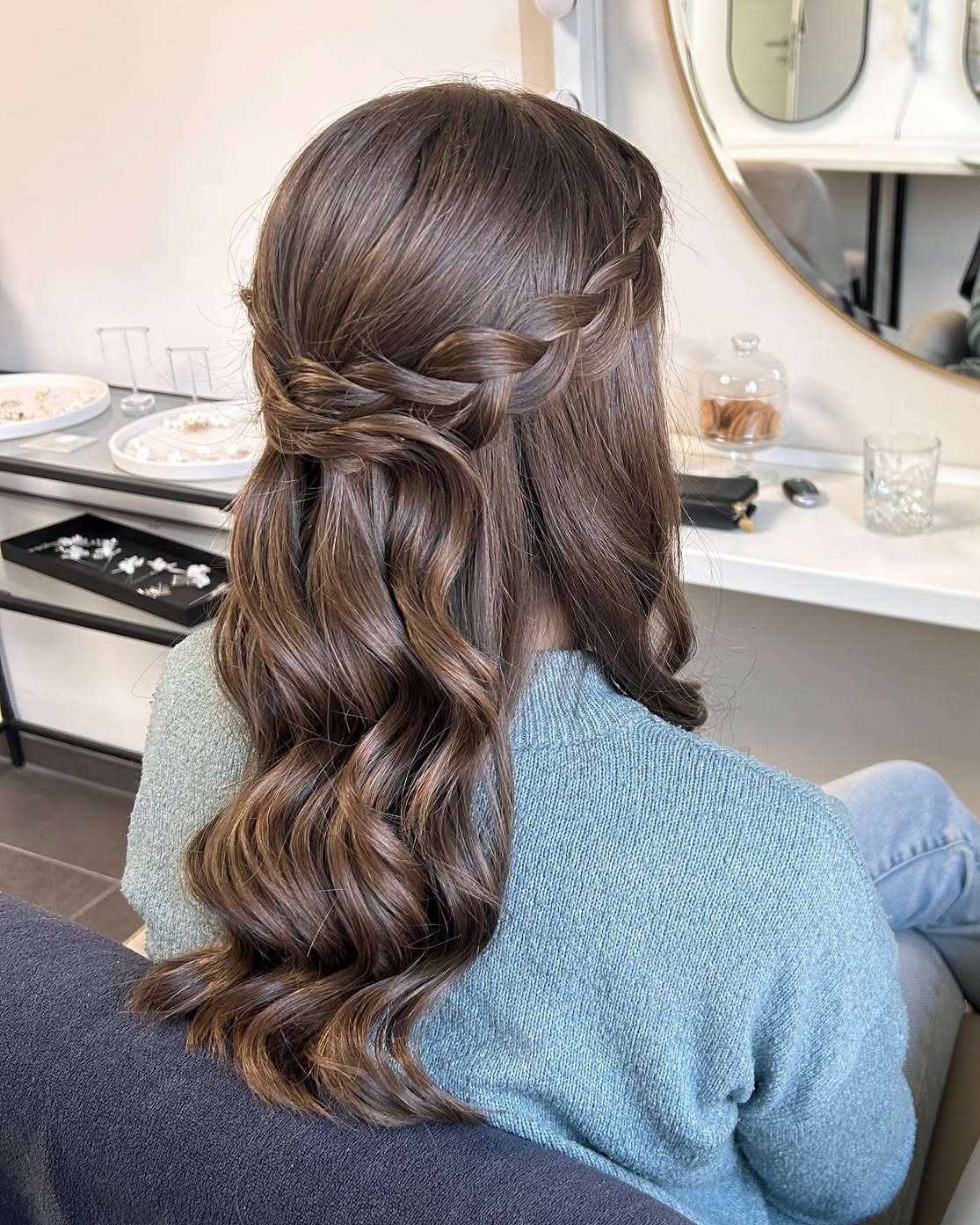 🌊 Soft Waves – der Trendlook 2025 🌊
Natürlich, feminin und mühelos schick: Soft Waves sind DER Haartrend des Jahres 2025! Die sanften Wellen bringen Bewegung ins Haar, ohne zu aufdringlich zu wirken – perfekt für den Alltags-Chic oder elegante Events.
Ob offen getragen, halb hochgesteckt oder als Basis für eine Hochsteckfrisur – Soft Waves verleihen jedem Look eine lässige Eleganz und schmeicheln wirklich jedem Gesicht. Kein Wunder, dass sie dieses Jahr aus keiner Trendgalerie mehr wegzudenken sind! 💁♀️✨
💡 Tipp: Der Look funktioniert am besten mit dezenten Highlights – sie sorgen für mehr Tiefe und ein natürliches Spiel mit dem Licht.
#SoftWaves #Haartrend2025 #NaturalBeauty #WavyHairDontCare #ModernElegance #Haarinspiration #Trendlook2025