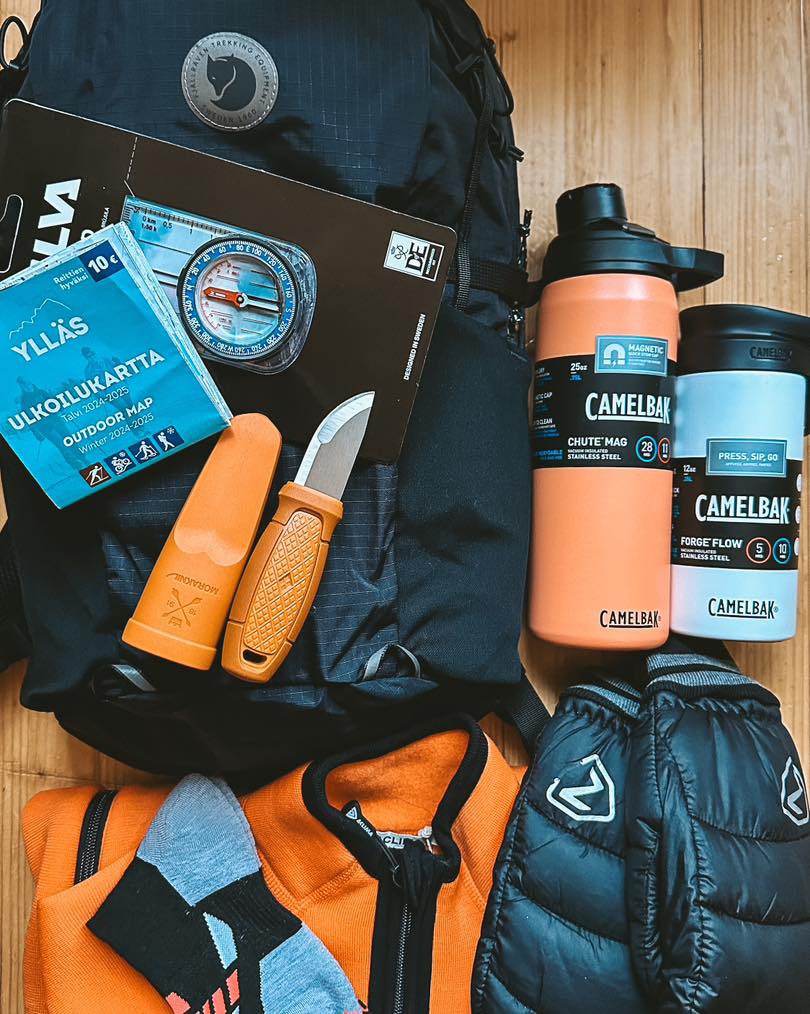 Kevättalvinen päiväretki vaatii varusteita, jotka pitävät lämpimänä, mukavana ja turvallisena.
Tässä lista mukaan pakattavista tavaroista:
▪️Reppu (kevyt mutta tarpeeksi tilava)
▪️Taukotakki ja tarvittaessa vaihtosukat
▪️Aurinkolasit tai laskettelulasit (suojaa kirkkaalta auringolta ja tuulelta)
▪️Istuinalusta (esim. retkipatja tai porontalja)
▪️Termospullo kuumalle juomalle (tee, kaakao, kahvi)
▪️Eväät (esim. voileivät, pähkinät, suklaa, kuivattu hedelmä)
▪️Juomapullo (vesi voi jäätyä, joten eristetty pullo on hyvä)
▪️Pieni ensiapupakkaus (laastarit, sideharso, kipulääke)
▪️Kartta ja kompassi tai GPS-laitteisto (jos liikut kauemmas merkityiltä reiteiltä)
▪️Puukko tai monitoimityökalu
▪️Tulentekovälineet (tulitikut, sytytyspalat)
▪️Pieni retkikeitin, jos haluat lämmittää ruokaa
Kevättalvella sää voi vaihdella nopeasti, joten on hyvä varautua sekä kylmään, että auringonpaisteeseen!
🇬🇧 A spring-winter day trip requires gear that keeps you warm, comfortable, and safe.
Here's a list of items to pack:
▪️Backpack (light but spacious enough)
▪️A Jacket for breaks and extra socks if necessary
▪️Sunglasses or ski goggles (to protect from bright sunlight and wind)
▪️Seat pad (e.g. hiking mat or reindeer hide)
▪️Thermos for hot drinks (tea, hot chocolate, coffee)
▪️Snacks (e.g. sandwiches, nuts, chocolate, dried fruit)
▪️Water bottle (insulated bottle is best to avoid freezing)
▪️Small first aid kit (band-aids, gauze, painkillers)
▪️Map and compass or GPS device (if venturing off marked trails)
▪️Knife or multitool
▪️Fire-starting tools (matches, fire starters)
▪️Small portable stove if you want to heat food
In spring-winter, the weather can change quickly, so it's important to be prepared for both cold and sunny conditions!
#snow #laplandfinland #arcticadventures #lapland #sisukkaastiseikkaillen #EnjoyTheOutdoors #Lapland #PureNature #WinterAdventures #visityllas #sisuoutdoor