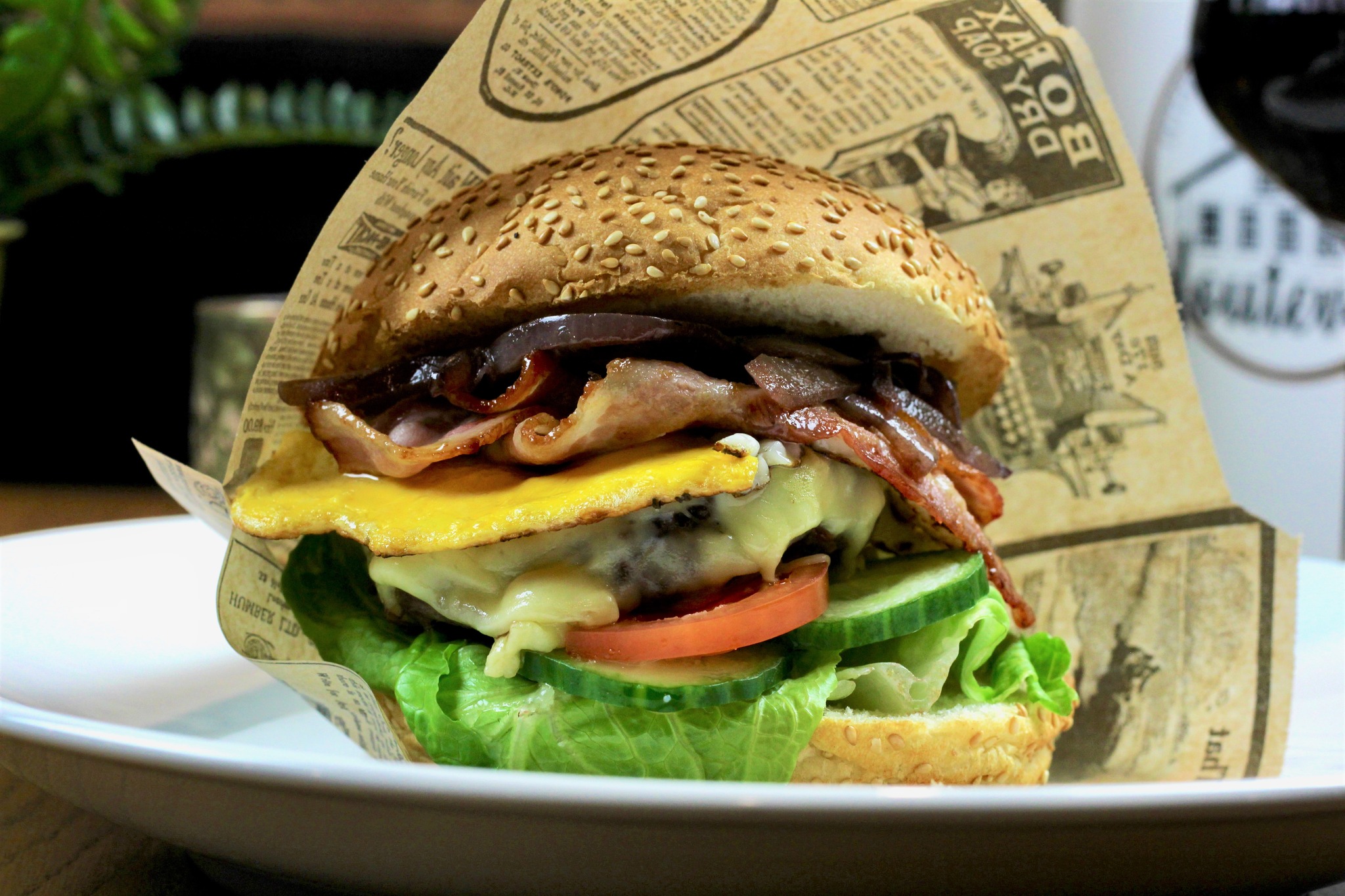 Hoe heerlijk ziet deze burger eruit!😍
Onze boerenburger met een gebakken ei, spek, kaas en speciaalsaus. Liever geen vlees? Ga dan voor onze vegaburger.🌿
#boerenburger #burgers #hamburger #dinertime #houteveen #hooglanderveen #vathorst #amersfoort