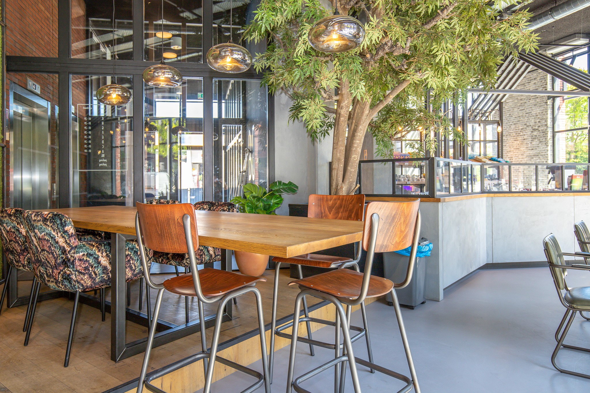 At The Cohesion, working from home doesn’t mean working alone!🏡 Our stylish co-working spaces are the ideal setting to focus, collaborate and connect with neighbours. Whether you're an entrepreneur or working remotely, your productive day starts here!
Become part of the Cohesion community in Almere, Amsterdam, Eindhoven and Rotterdam!🏡🤝
#community #thecohesionlife #amsterdam #apartments #studios #colivinglife #colivingcommunity #colivingamsterdam #urbanliving #health #wellbeing #sustainable #social #ambition #renthouse #wonenrandstad #youngprofessional