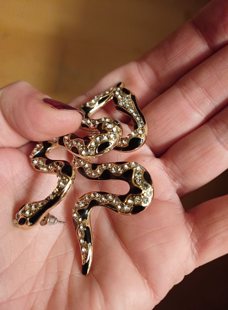 ...bleib offen! 🤗
Ermutige andere! 👍🏻
Verschenke ein Lächeln! 😀
Empower your sister! 💞👩🏼🤝👩🏻
Sagen wir uns liebe Dinge! 🥰
.
Denn dann kommt plötzlich eine andere Schlangen-Trägerin mit zwei Drinks in der Hand und die eine erkennt sich in der anderen wieder und schöne Momente entstehen (Insider).
.
Danke für diese bezaubernden Ohrringe, die ich heute als wunderschöne Wertschätzung bekommen habe. Das bedeutet mir sehr viel. 🙏🏻
Das war mein schönster Moment heute.
.
.
.
.
Was war DEIN schönster Tages-Moment? ✨️